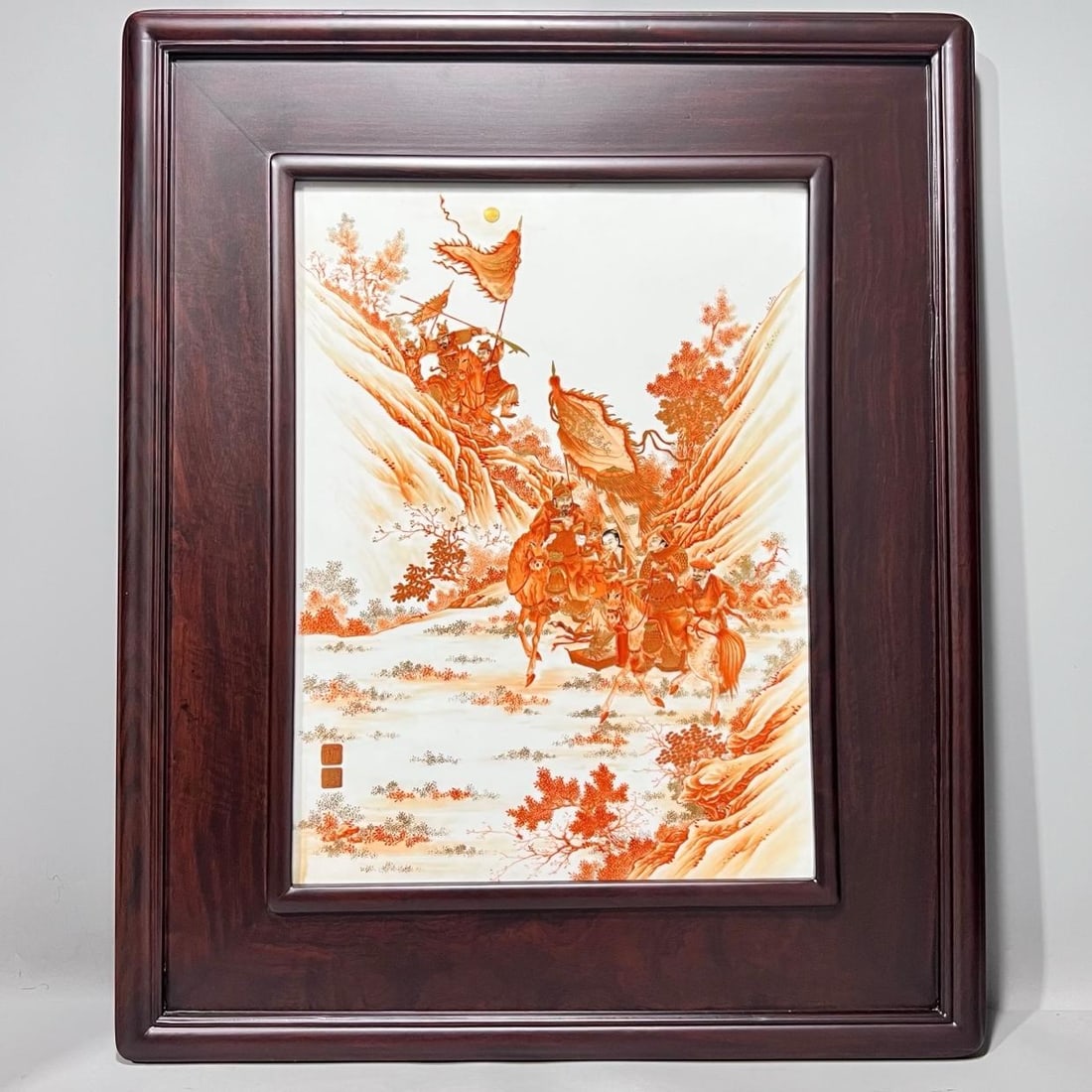 A Qing Dynasty Qianlong alum red gold-painted Three Kingdoms character story Huarong Dao porcelain (1 of 9)