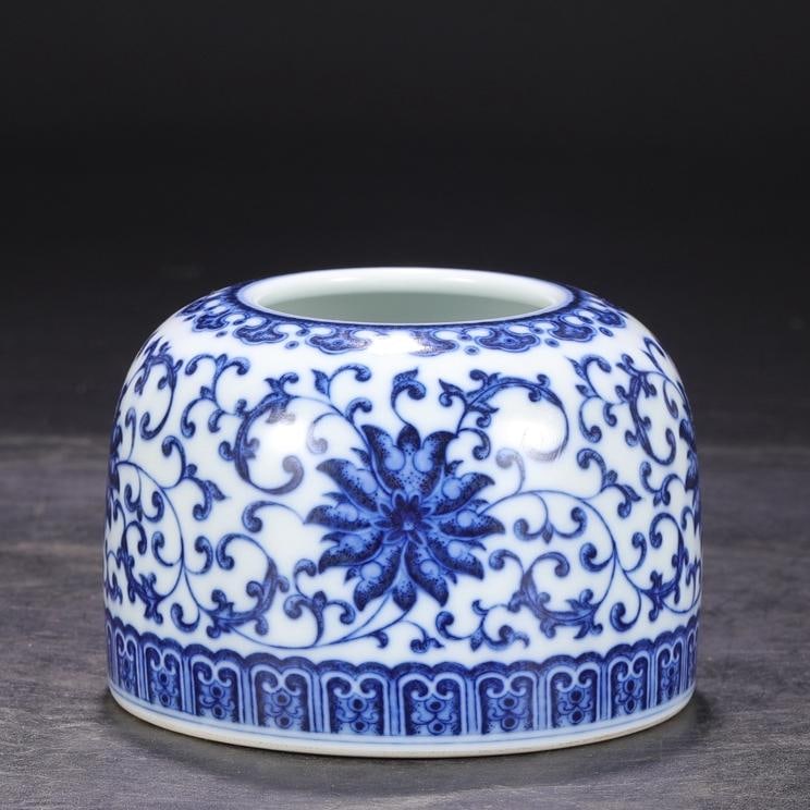 A blue and white entwined lotus pattern horseshoe wash made in the Qianlong period of the Qing (1 of 8)