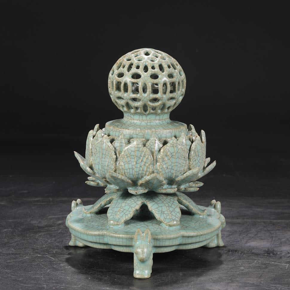 A piece of Song Dynasty Ru kiln azure glaze court imperial stacked plastic lotus petal hollow lid (1 of 7)