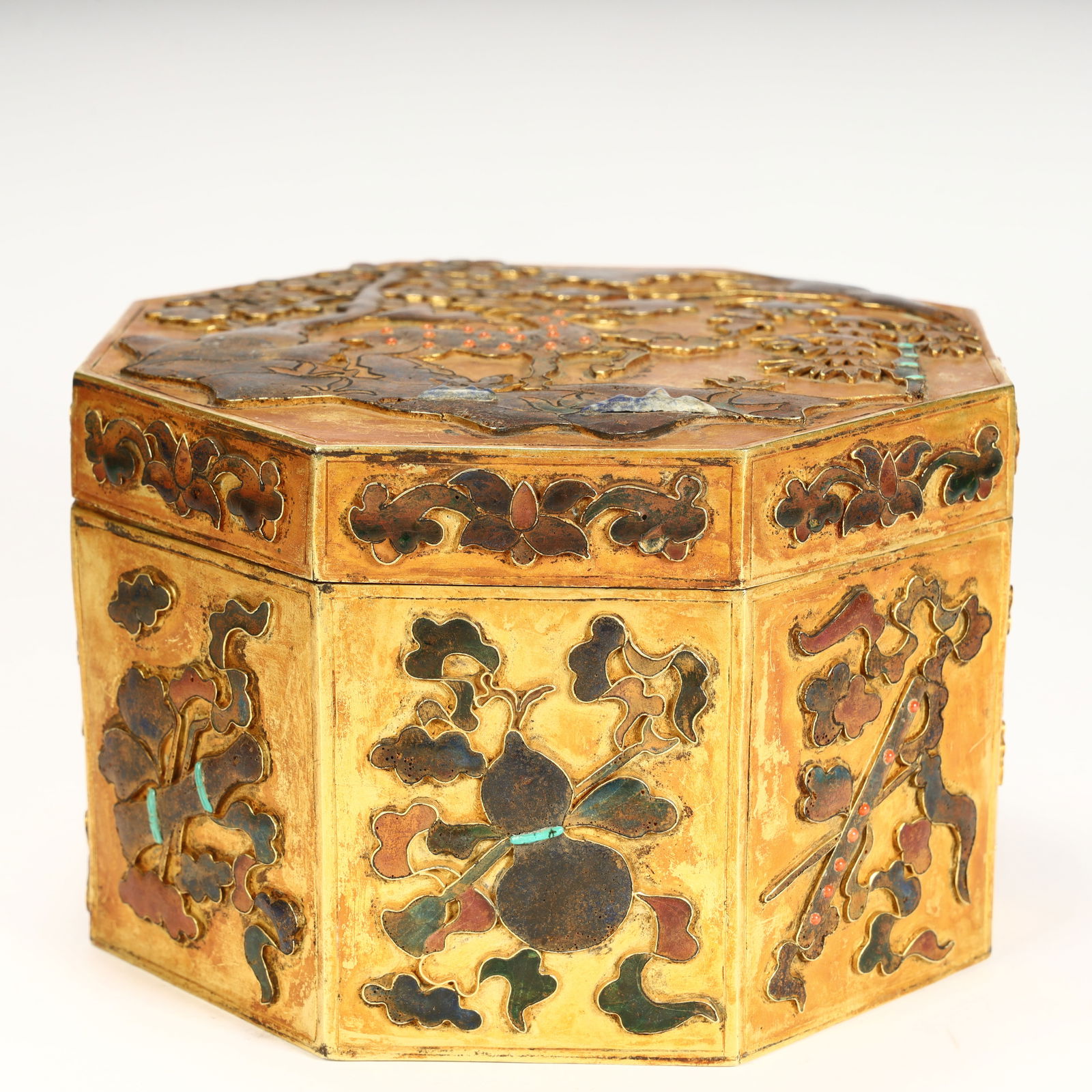 A beautiful copper-gilt octagonal box: Exquisite copper-gilt inlaid octagonal box SIZE: H:10cm L: 15.5cm W:15.5cm W:1073g (The Dimensions Of All Batches Are Manually Measured.If You Need More Detailed Information, Please Contact Our Custom