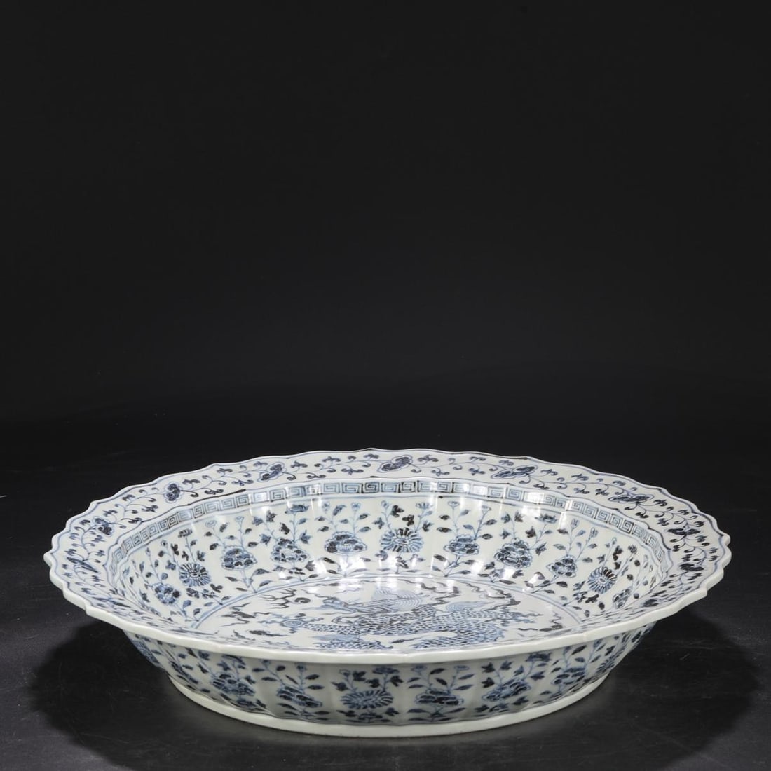 A blue and white cloud dragon pattern melon ridge edge large plate made in the Hongwu period of the (1 of 8)