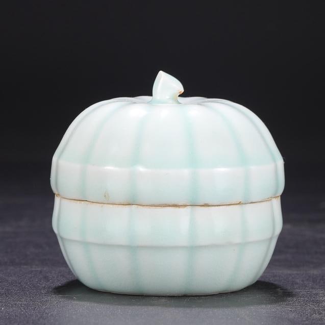 A shadow cucumber lid box of the Hutian kiln in the Song Dynasty (1 of 7)