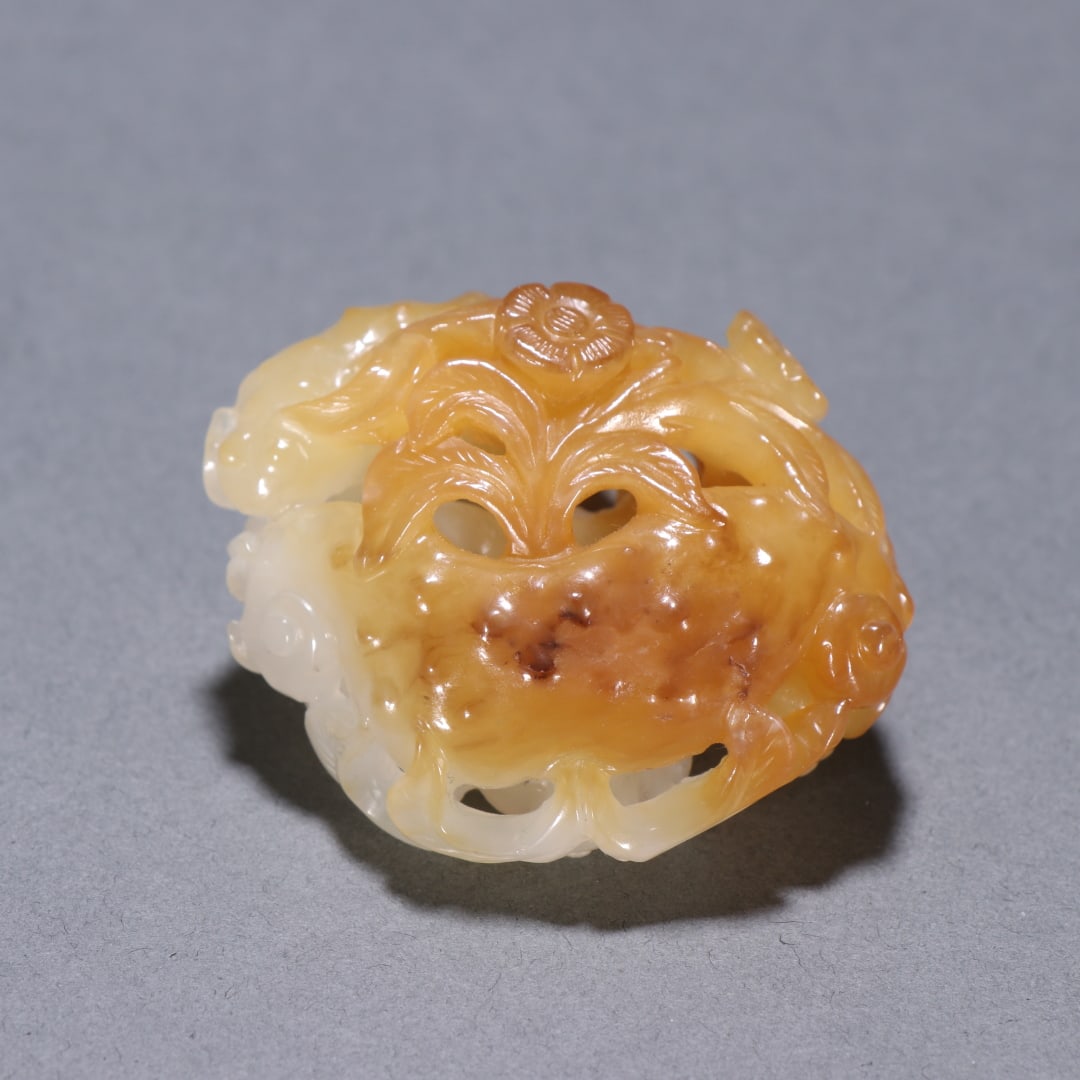 A beautiful Hetian jade flower sachet pendant: Exquisite Hetian jade flower sachet pendant Size:W:4.9cmx5.5cmW:0.0637kg (The Dimensions Of All Batches Are Manually Measured.If You Need More Detailed Information, Please Contact