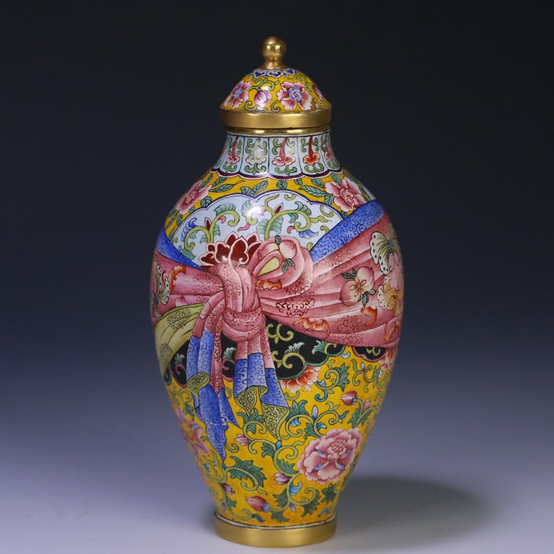A bronze tire painting enamel entwined bat longevity baggage pattern bottle made in the Qianlong (1 of 9)