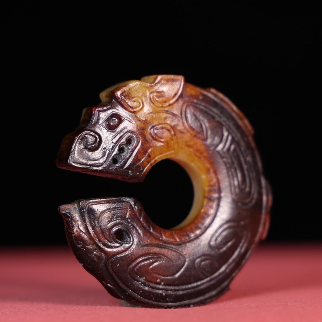 A beautiful white jade full of dragon pendants (1 of 7)