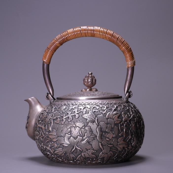 A sterling silver entwined beam pot from the Qing Dynasty (1 of 10)