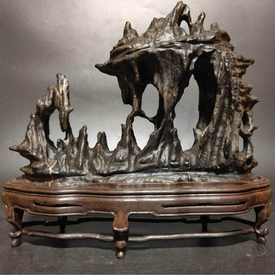 A beautiful landscape Lingbi stone: Exquisite landscape Lingbi stone Size:L: 38cmW:12cmWith baseH:33cmW:6.4kg (The Dimensions Of All Batches Are Manually Measured.If You Need More Detailed Information, Please Contact