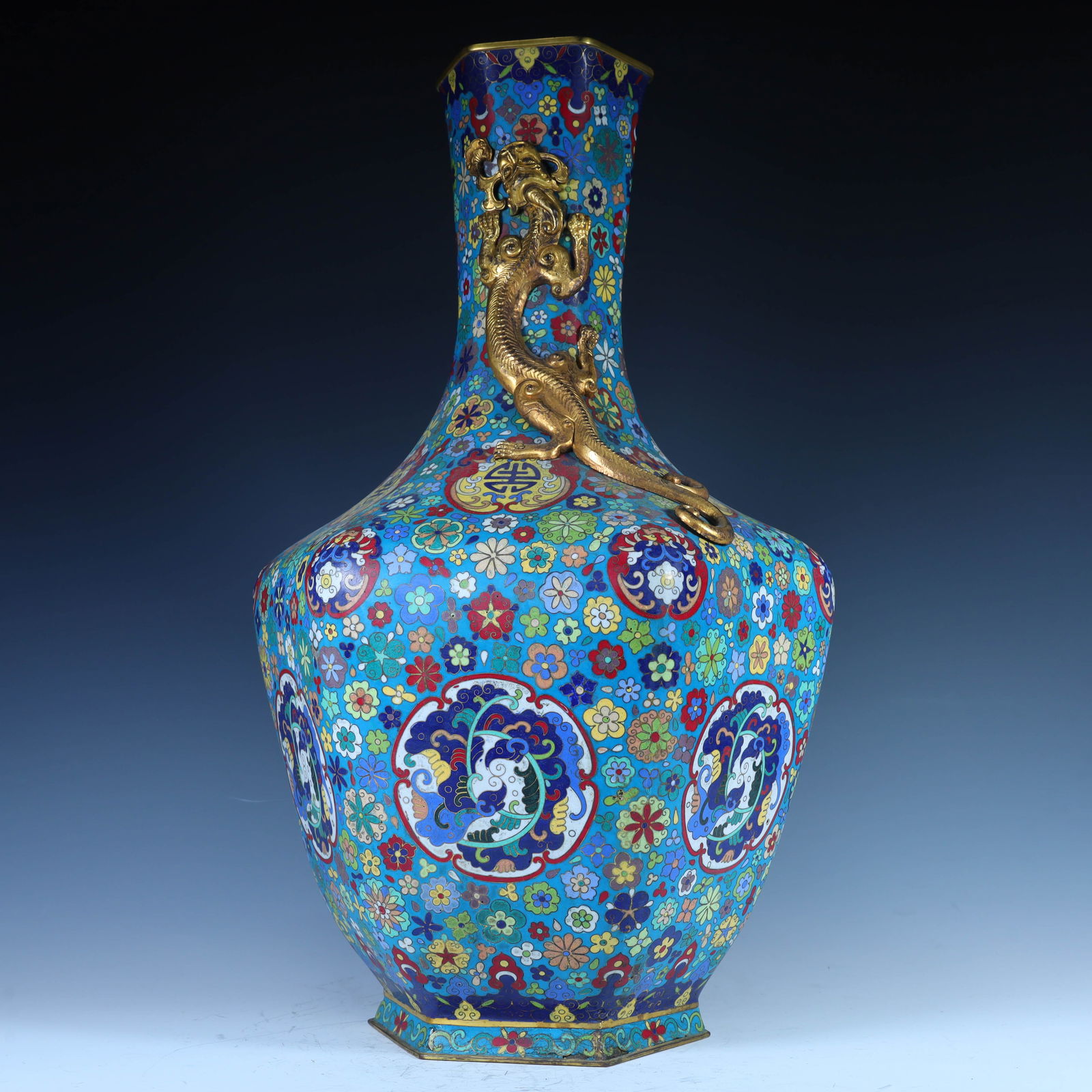 A cloisonn é enamel carved with dragon pattern decoration of a hexagonal vase from the Qing: The cloisonné enamel of the Qing Dynasty is engraved with dragon patterns decorated with hexagonal vases H:55cm L: 35cm W:30cm W:6.4kg (The Dimensions Of All Batches Are Manually Measured.If You Need