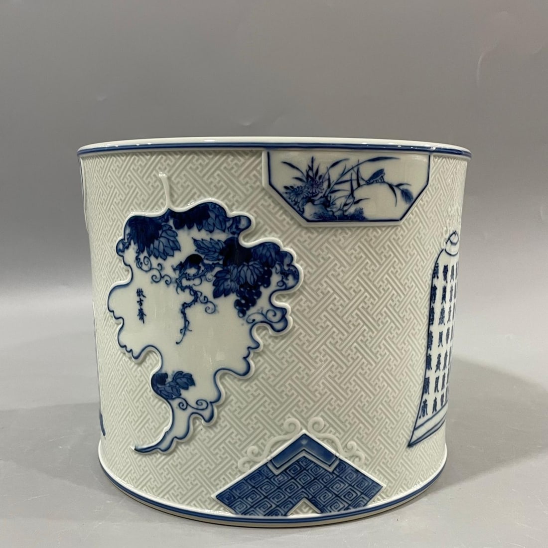 A Qing Dynasty Qianlong year carved Wanshou pattern Ruigutang pen holder: The Qianlong era of the Qing Dynasty carved Wanshou pattern Ruigutang pen holder Size:H:17cmD:21.5cm (The Dimensions Of All Batches Are Manually Measured.If You Need More Detailed