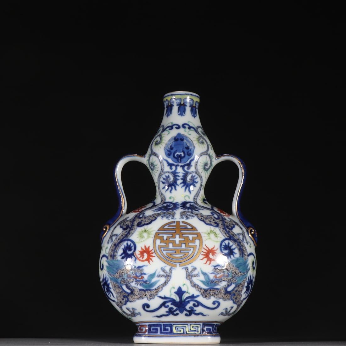 A blue and white colorful moon vase from the Qing Dynasty: The blue and white colorful moon vase of the Qing Dynasty Size:H:20.3cmW:12.5cm (The Dimensions Of All Batches Are Manually Measured.If You Need More Detailed Information, Please