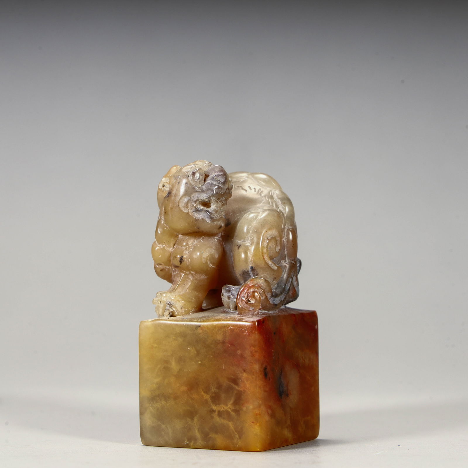 A fine Shoushan stone wordless seal of the Qing Dynasty: Qing Dynasty's fine Shoushan stone wordless seal Size: H:5.7cm L: 2.8cm W:2.8cm W:87g (The Dimensions Of All Batches Are Manually Measured.If You Need More Detailed Information,