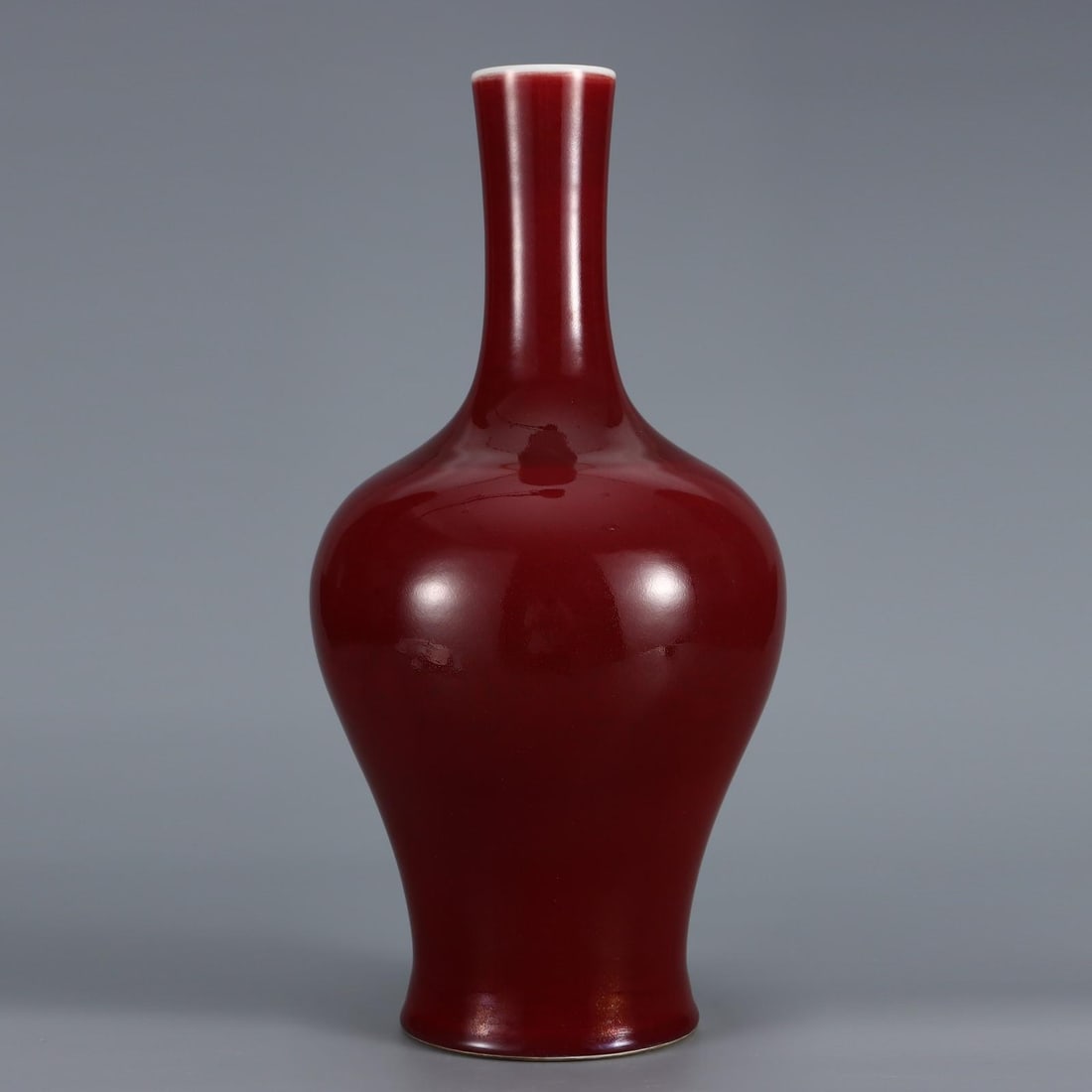 A red glazed long-necked bottle of the Qianlong year of the Qing Dynasty (1 of 9)