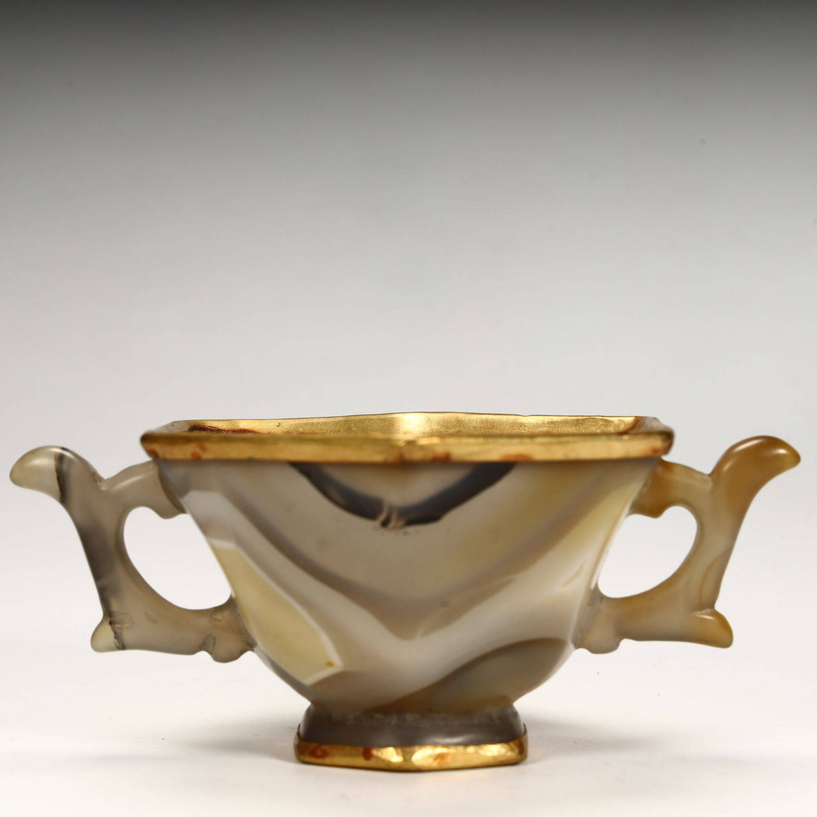 An onyx gilt amphora from the Tang Dynasty (1 of 10)