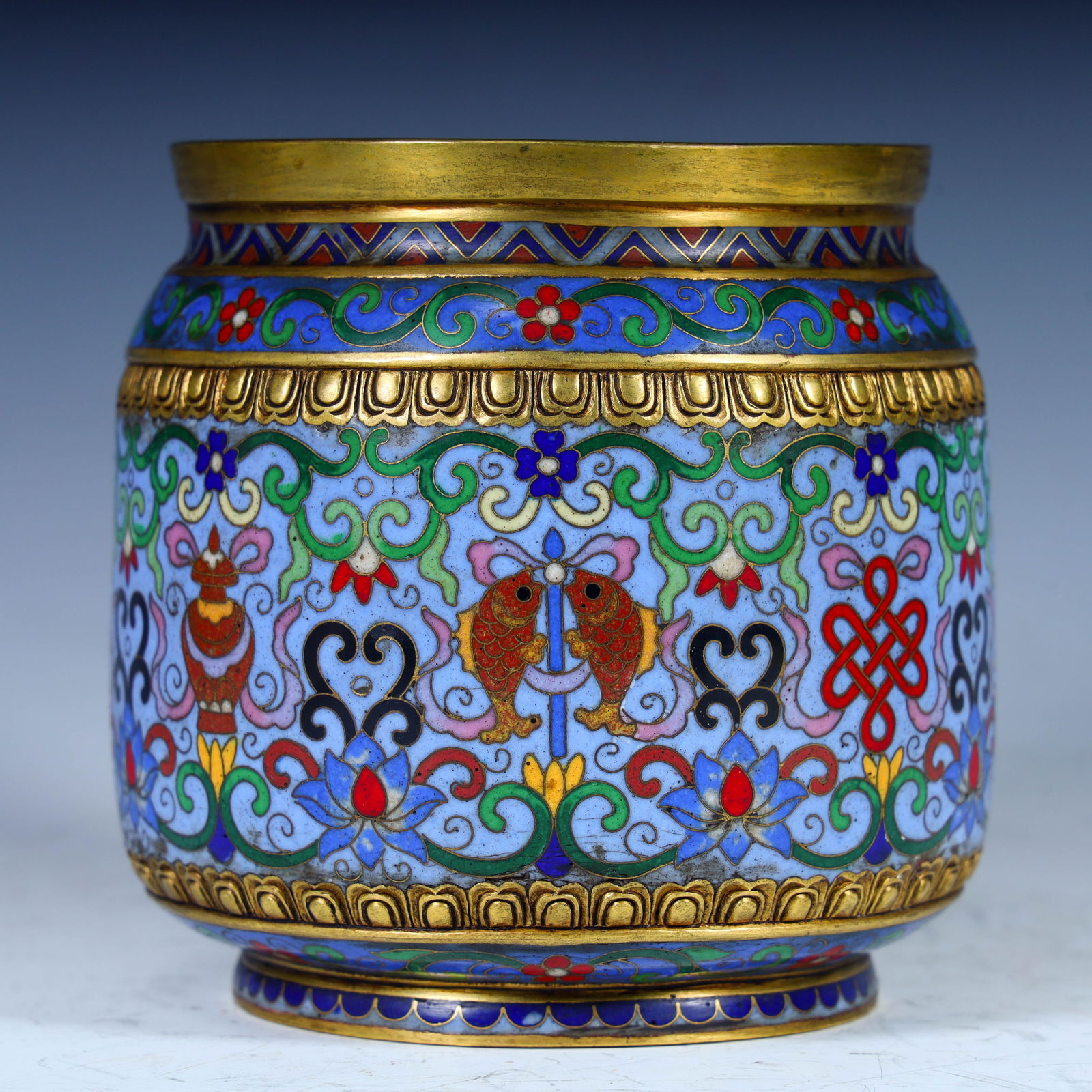 A Qing Dynasty cloisonn é enamel entwined pattern pen holder: Qing Dynasty cloisonné enamel entwined pattern pen holder H:11.5cm W:10.5cm W:1746g (The Dimensions Of All Batches Are Manually Measured.If You Need More Detailed Information, Please Contact Our Cust