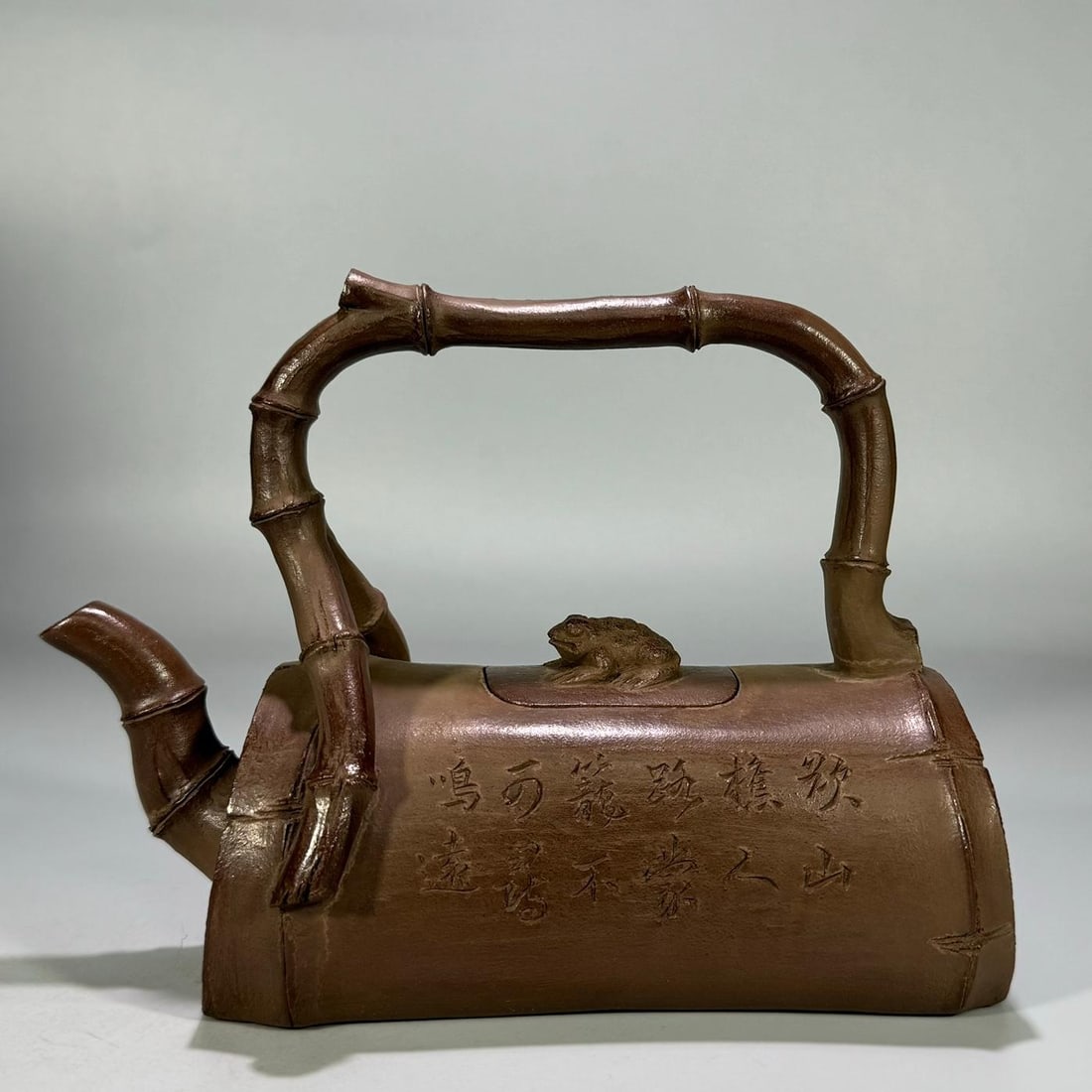 A Qing Dynasty Chen Mingyuan golden toad bamboo section lifting beam pot (1 of 9)