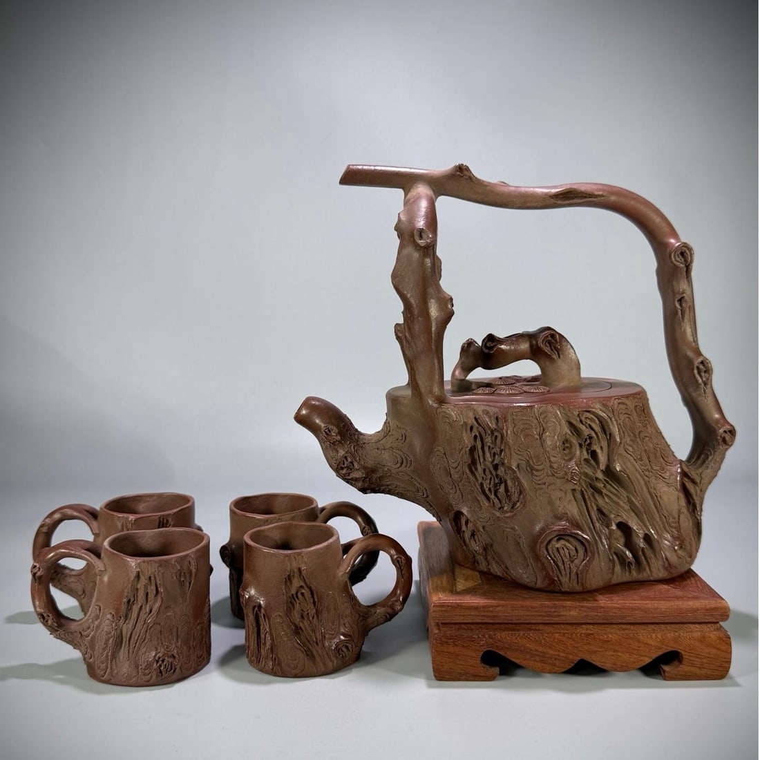 A Qing Dynasty Chen Mingyuan's handmade pine stake beam set pot: Chen Mingyuan of the Qing Dynasty fully handmade pine pile beam set pot Size:Pot20.3x11.5x18.5cmTeacup7.5x5x5.4cmW:0.683kg (The Dimensions Of All Batches Are Manually Measured.If You Need More Detaile