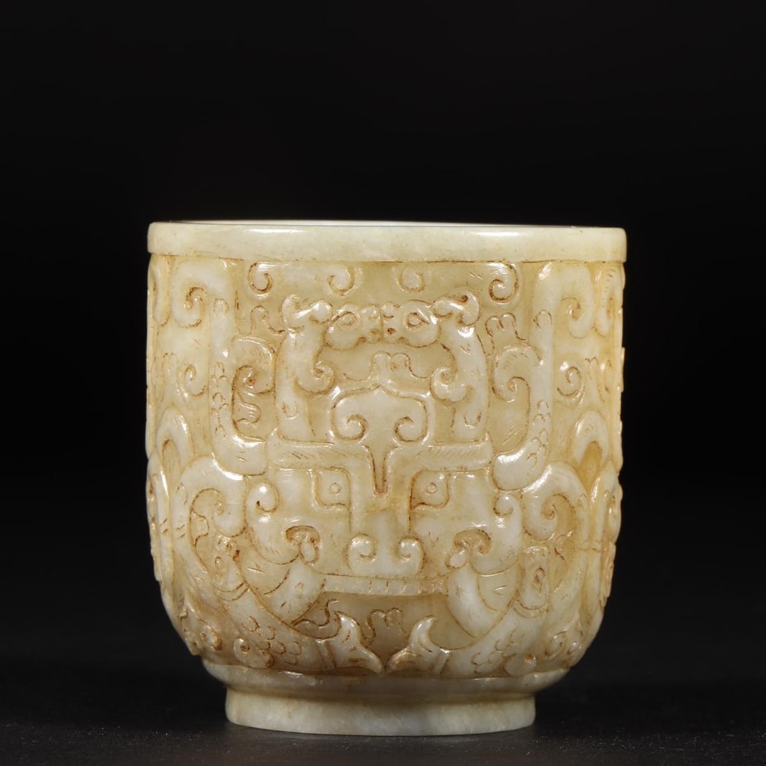A beautiful ancient Hetian jade Kui dragon pattern cup: Exquisite ancient Hetian jade Kui dragon pattern cup Size:D:5.5cmH:5.7cmW:0.12kg (The Dimensions Of All Batches Are Manually Measured.If You Need More Detailed Information, Please Contact Our Customer