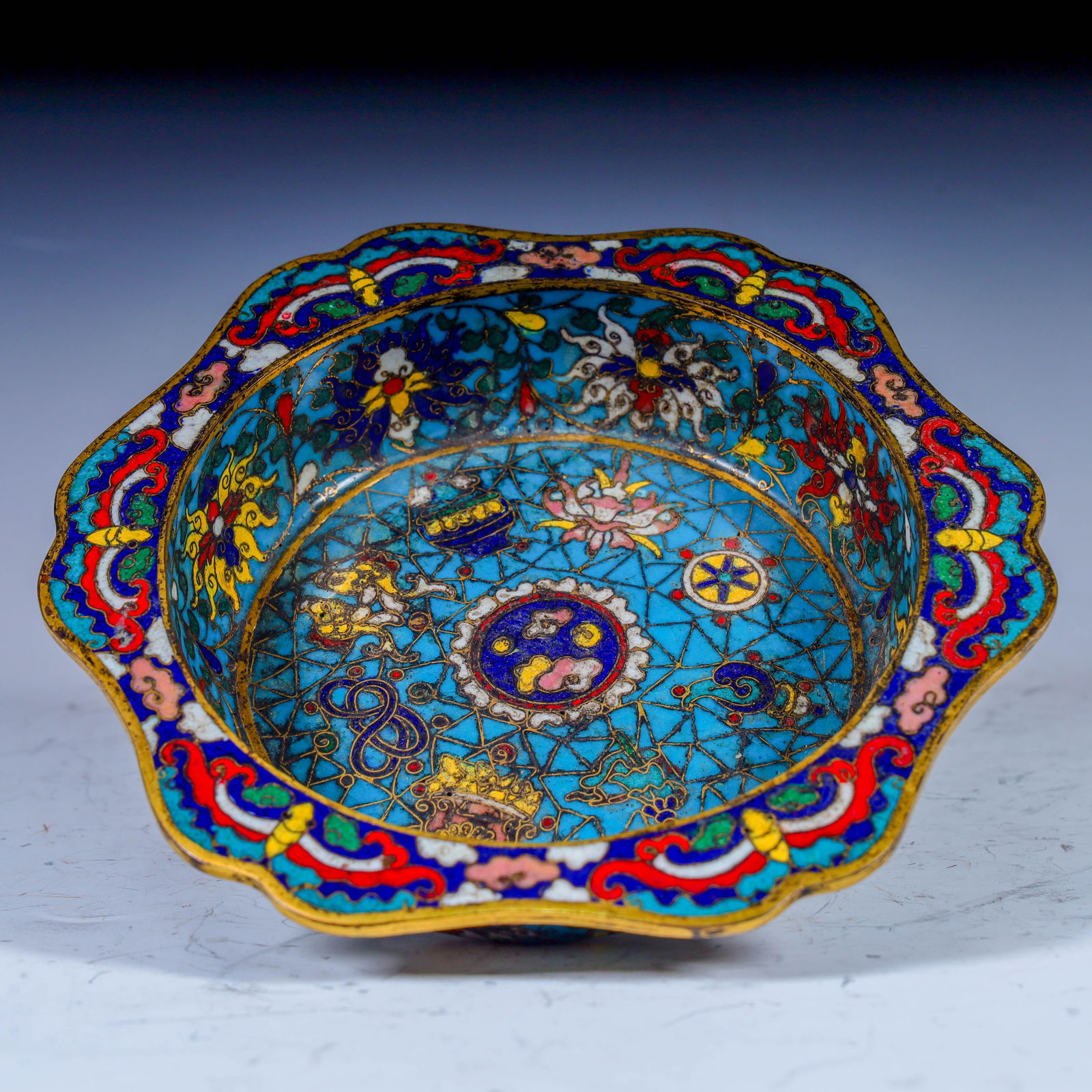 A cloisonn é enamel eight treasure pattern of the Qing Dynasty decorated with sunflower mouth: The cloisonné enamel eight treasure patterns of the Qing Dynasty are decorated with sunflower mouth plates H:4cm L: 17cm W:595g (The Dimensions Of All Batches Are Manually