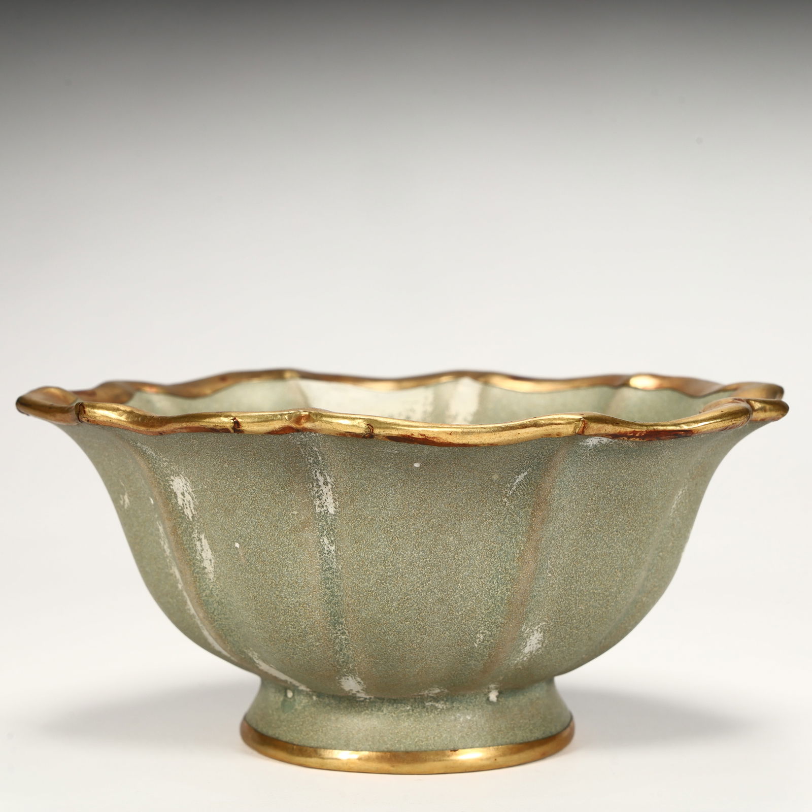 A blue-glazed gilt bowl from the Song Dynasty: Song Dynasty blue glaze flower mouth gilt bowl SIZE: H:7.5cm L: 17cm W:17cm W:461g (The Dimensions Of All Batches Are Manually Measured.If You Need More Detailed Information, Please