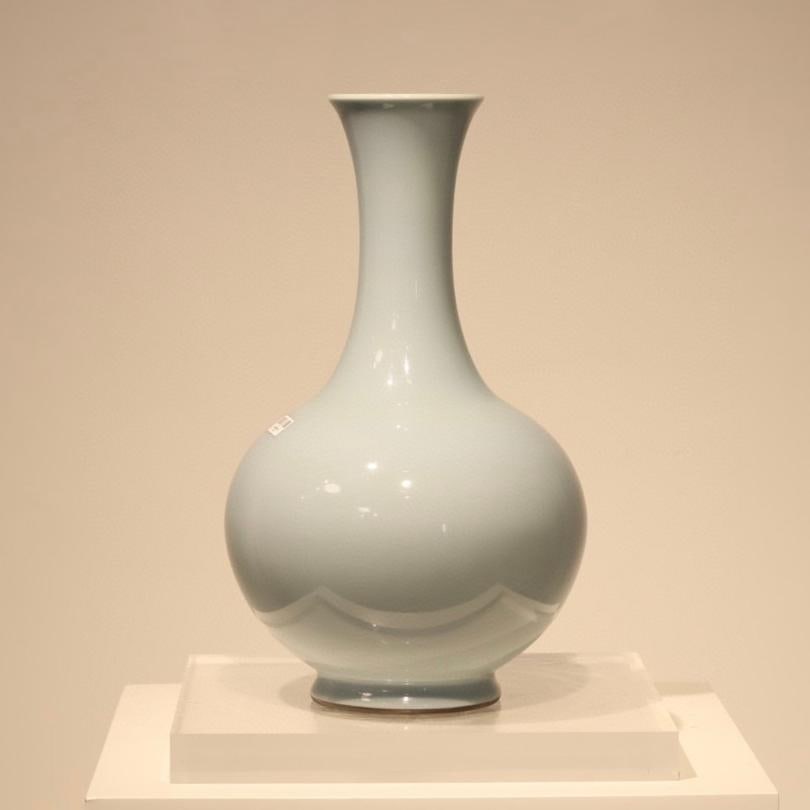 A sky blue glaze skimming bottle made in the Qianlong period of the Qing Dynasty (1 of 9)