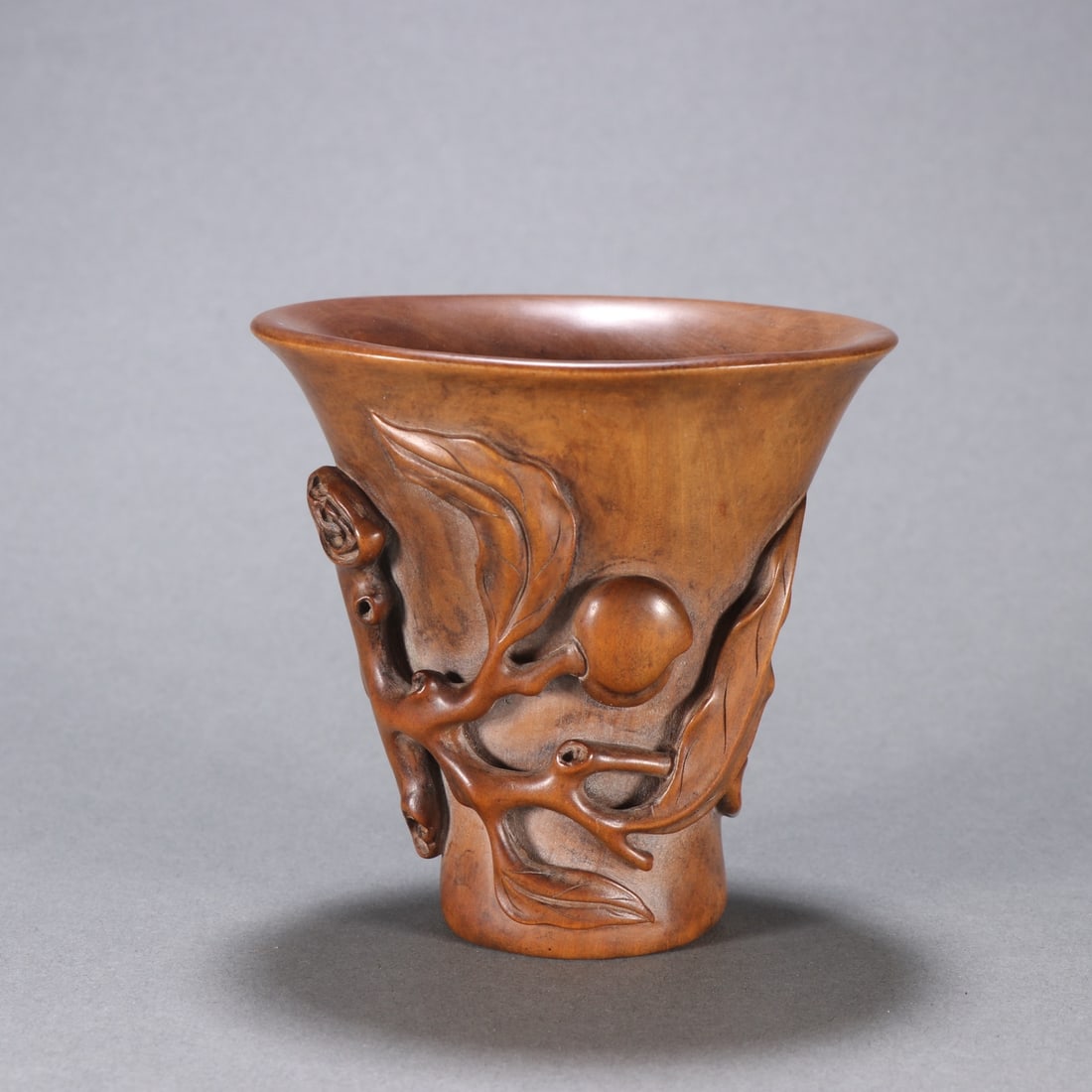 A Qing Dynasty boxwood carved longevity peach pattern cup: Qing Dynasty boxwood carved longevity peach pattern cup Size:H:9.1cmW:9cmW:0.1202kg (The Dimensions Of All Batches Are Manually Measured.If You Need More Detailed Information,