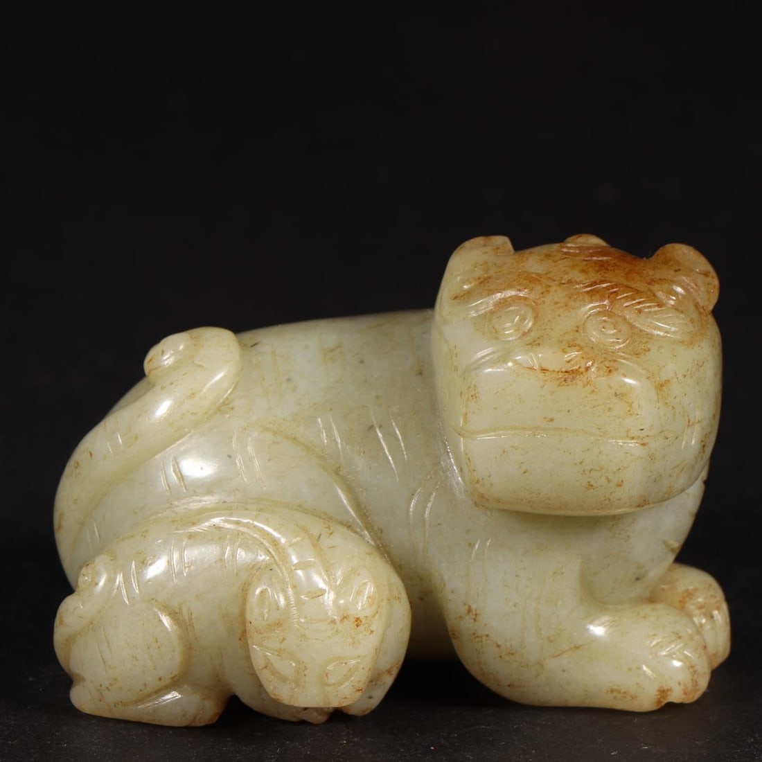 A Hetian jade beast of the Qing Dynasty: The Hetian jade beast of the Qing Dynasty Size:L:6.4cmW:4.4cmH:4.2cmW:0.164kg (The Dimensions Of All Batches Are Manually Measured.If You Need More Detailed Information, Please Contact Our Customer Se