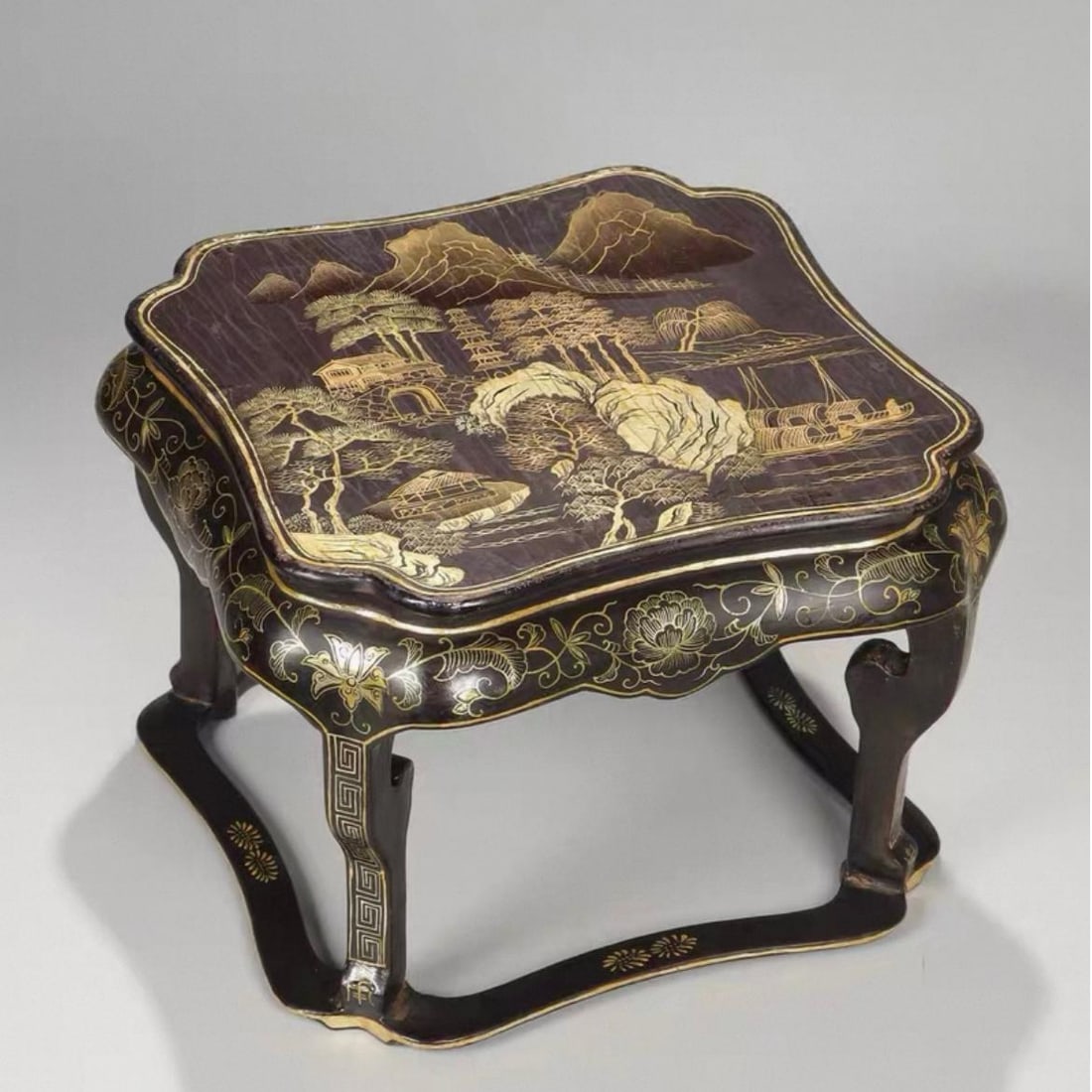 A Qing Dynasty wooden tire lacquer painted with gold paint made in the Qianlong year (1 of 9)