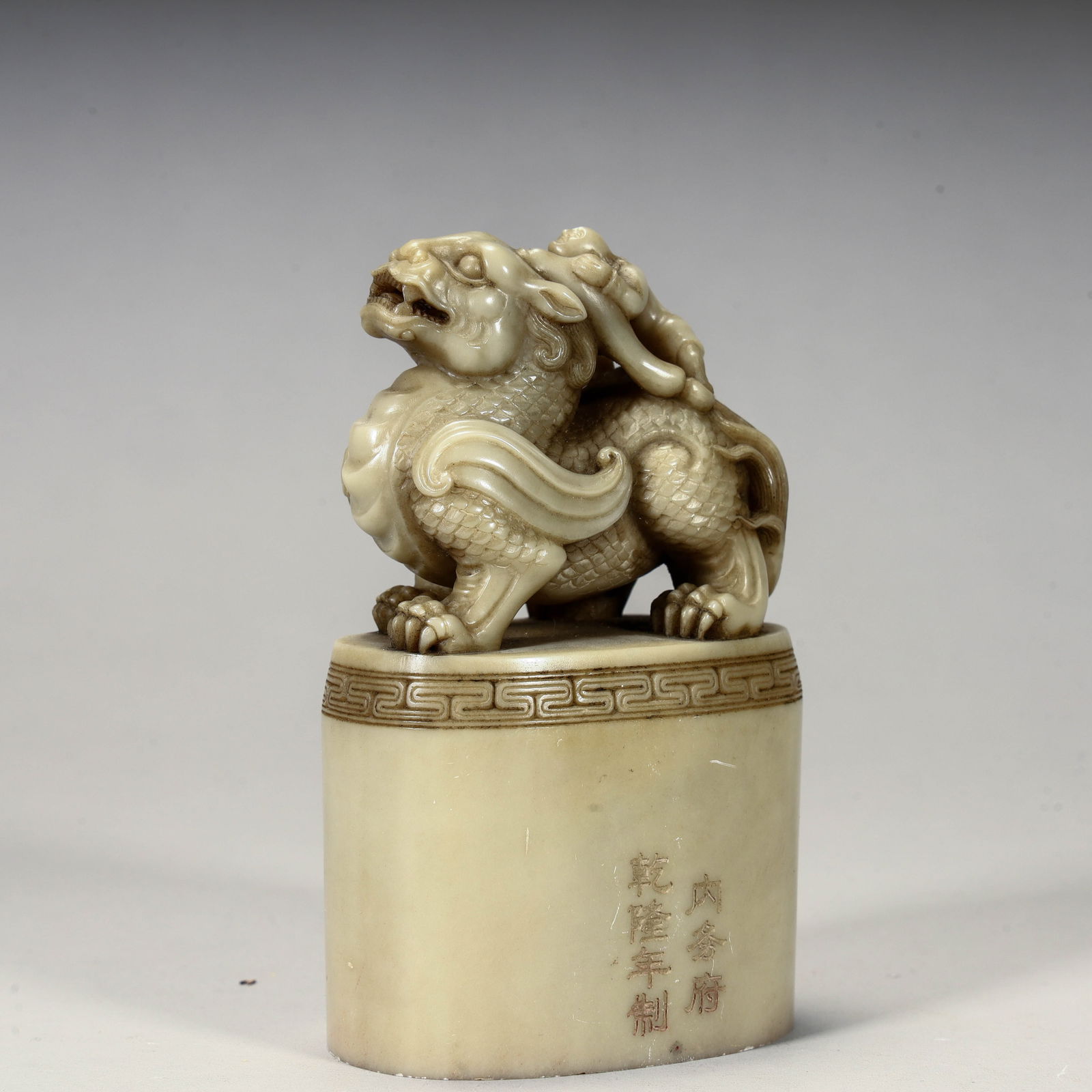 A fine Shoushan stone beast seal of the Qing Dynasty: Qing Dynasty's fine Shoushan stone auspicious beast seal Size: H:9.5cm L: 5.7cm W:3.8cm W:303g (The Dimensions Of All Batches Are Manually Measured.If You Need More Detailed