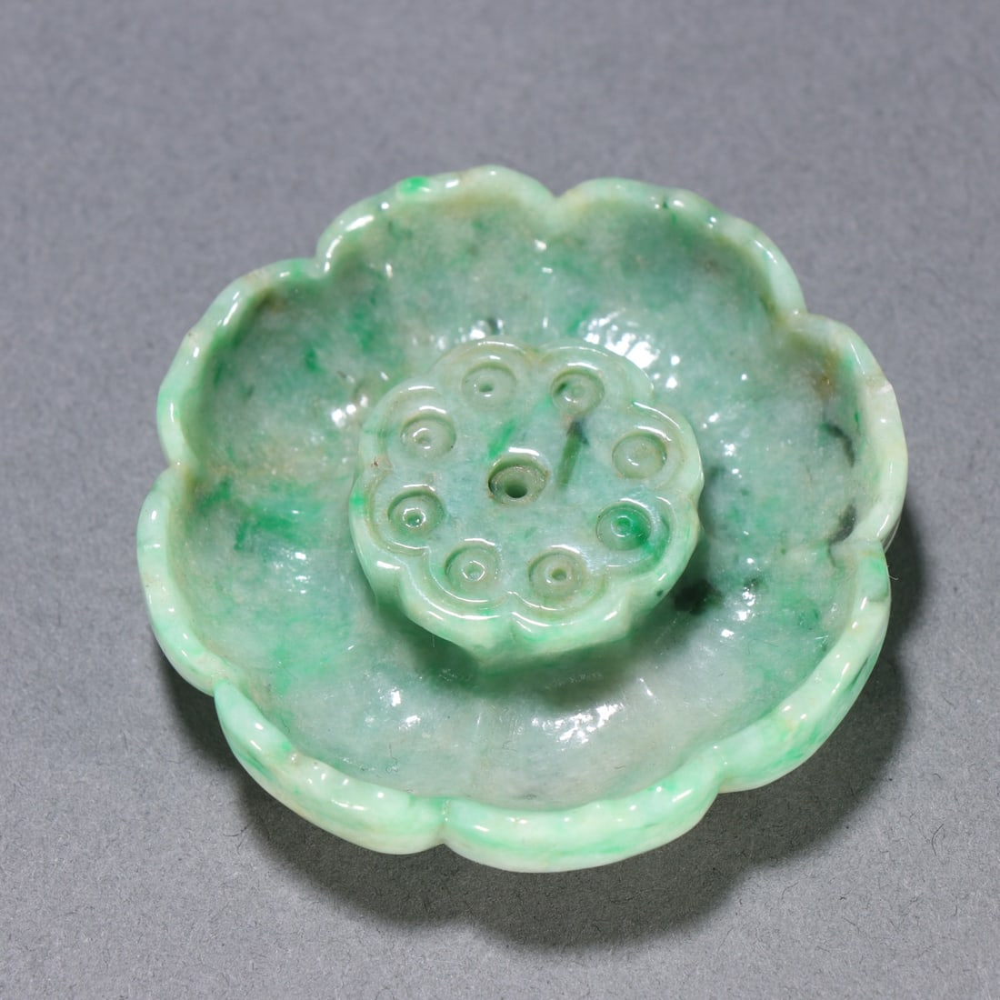 A jade lotus-shaped incense insert from the Qing Dynasty: Qing Dynasty jade lotus-shaped incense insert Size:H:1.3cmW:5.5cmW:0.058kg (The Dimensions Of All Batches Are Manually Measured.If You Need More Detailed Information, Please Contact
