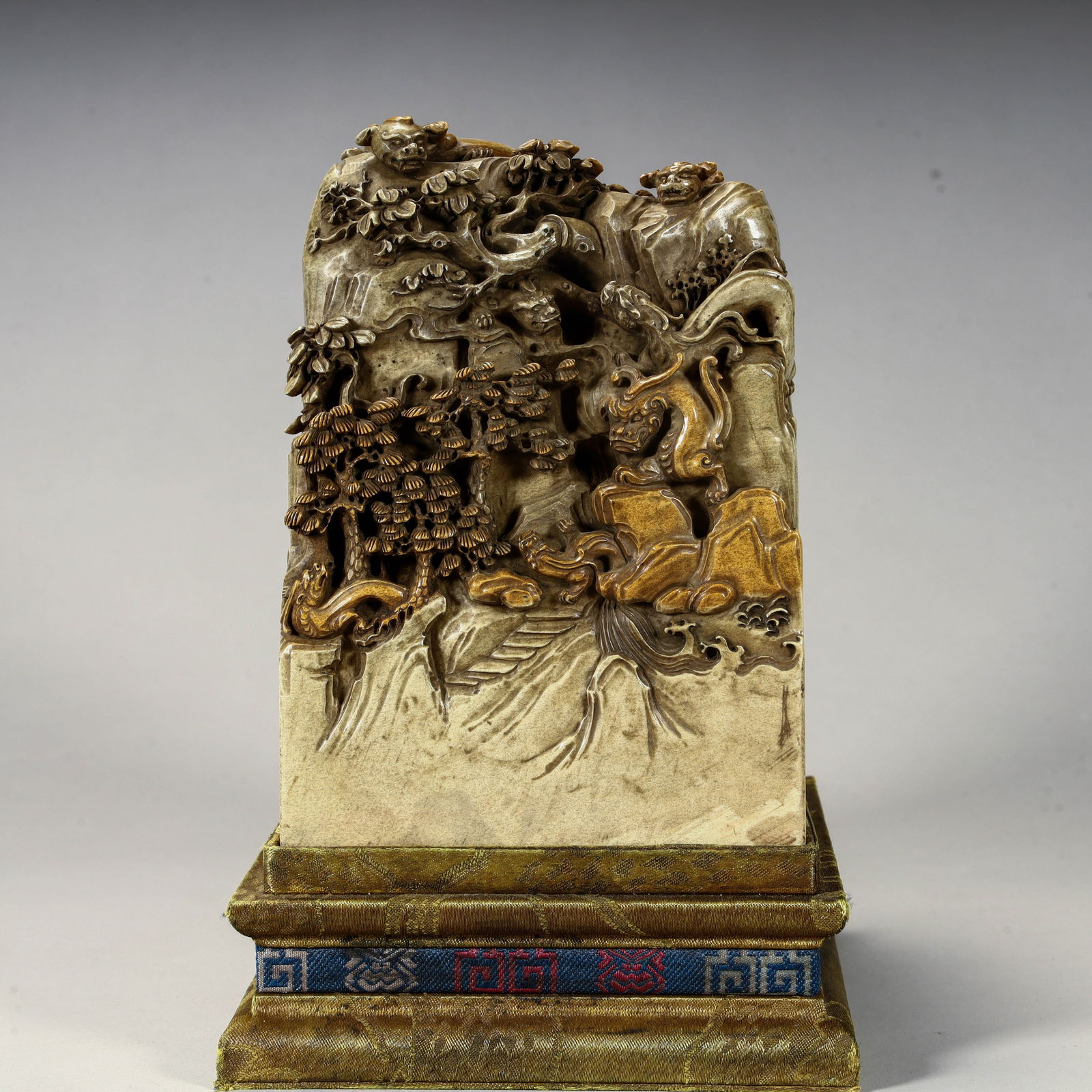 A fine Shoushan stone seal of the Qing Dynasty: Qing Dynasty's fine Shoushan stone seal Size: H:15cm L: 10.5cm W:10.5cm W:3.4kg (The Dimensions Of All Batches Are Manually Measured.If You Need More Detailed Information, Please