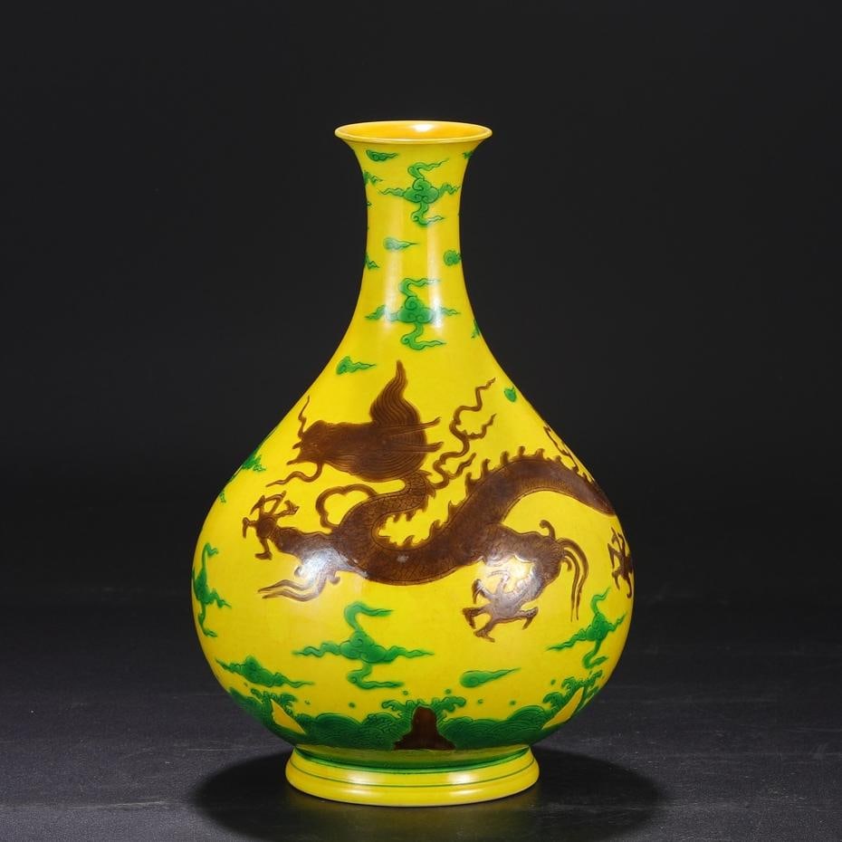 A plain three-color carved seawater cloud dragon pattern large jade pot spring vase made in the Ming (1 of 8)