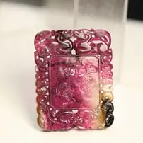 A multi-colored tourmaline brand from the Qing Dynasty: The multi-colored tourmaline brand of the Qing Dynasty Size:7.1x5.5x0.8cmW:0.0784kg (The Dimensions Of All Batches Are Manually Measured.If You Need More Detailed Information,