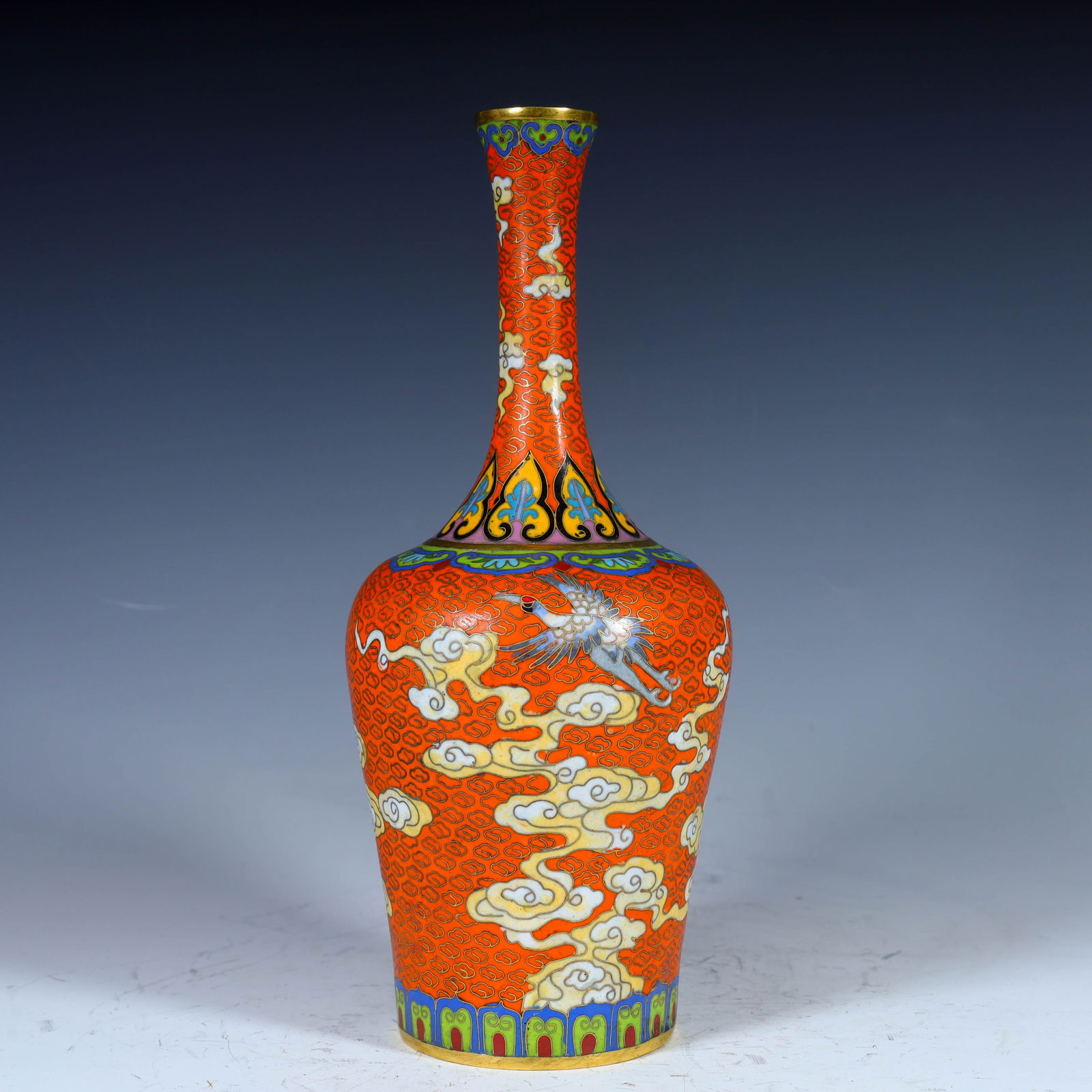 A cloisonn é enamel painting of the Qing Dynasty auspicious crane cloud pattern decorative vase: The cloisonné enamel of the Qing Dynasty painted with auspicious cranes and auspicious cloud patterns H:26cm W:11cm W:5.6kg (The Dimensions Of All Batches Are Manually Measured.If You Need More Detai