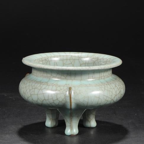 A celadon glazed imperial hiccup-type furnace of the Song Dynasty official kiln nourishing the heart (1 of 5)