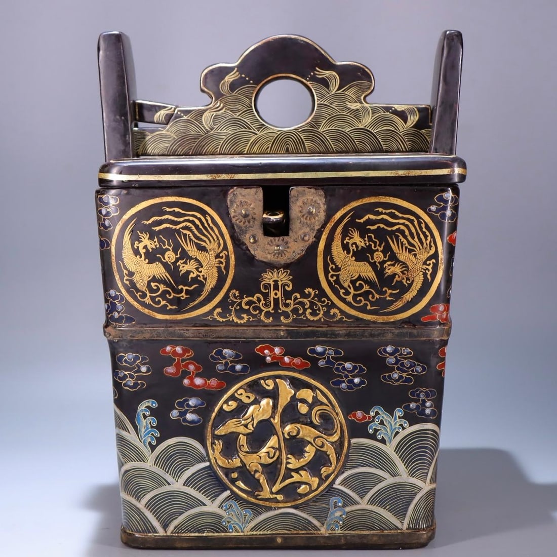 A set of exquisite lacquered gold-painted teapots (1 of 14)