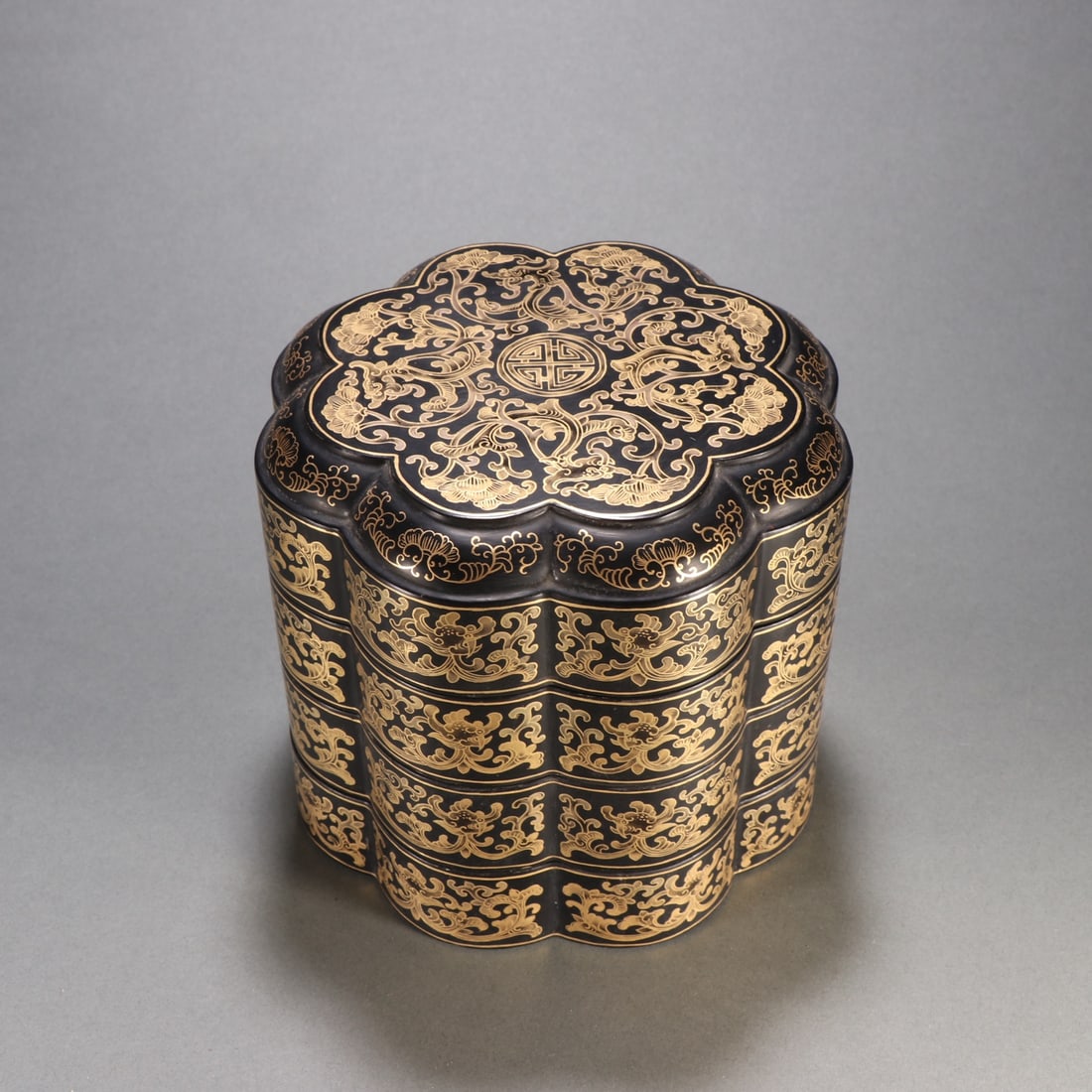 A lacquerware gold-painted dragon pattern food box from the Qing Dynasty (1 of 9)