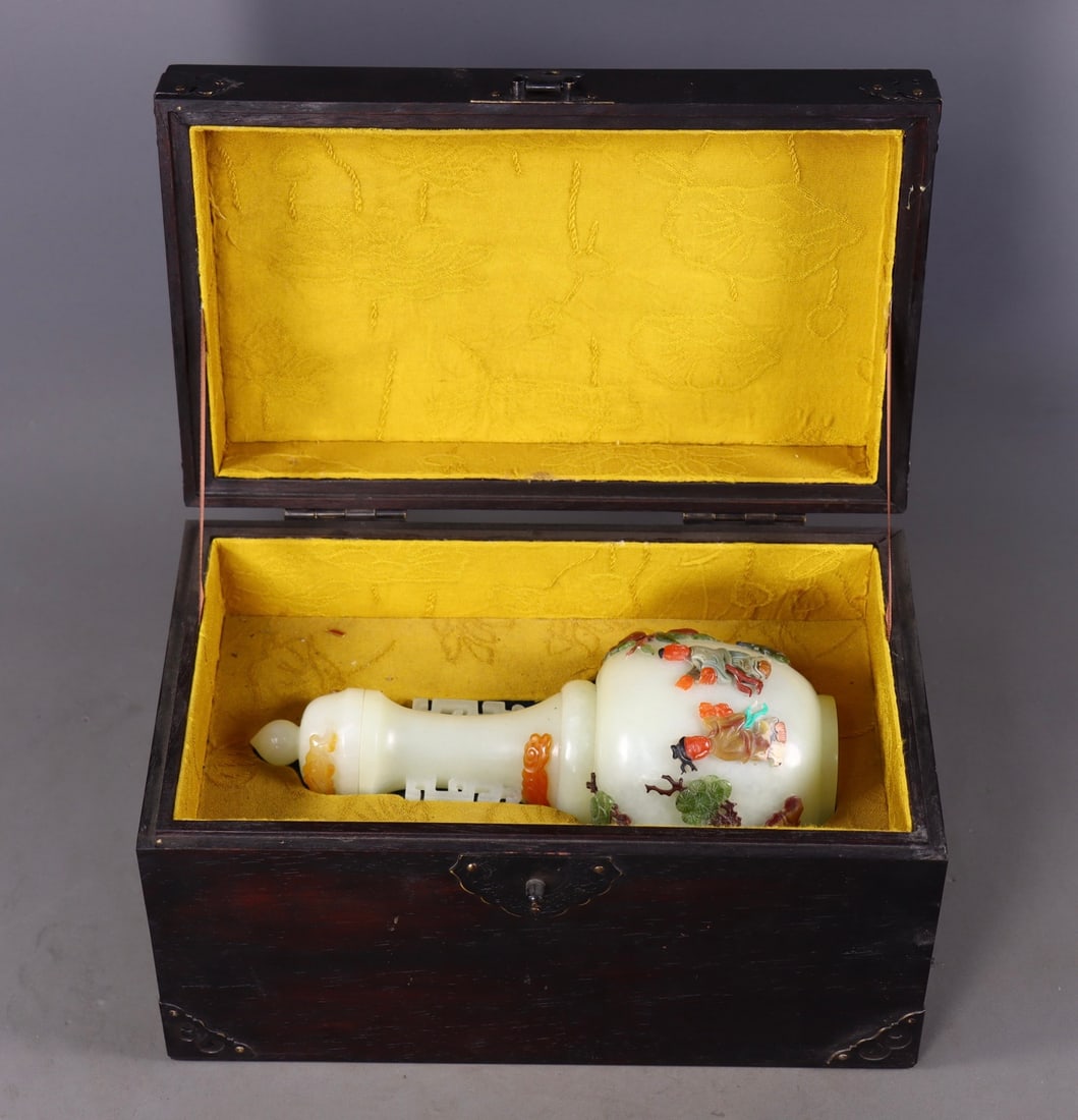 A beautiful Hetian jade eight-treasure inlaid amphora (1 of 10)