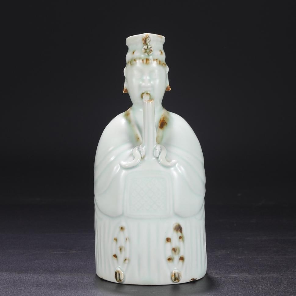 A shadow green dot color maid of the Hutian kiln in the Song Dynasty holds a pot (1 of 8)