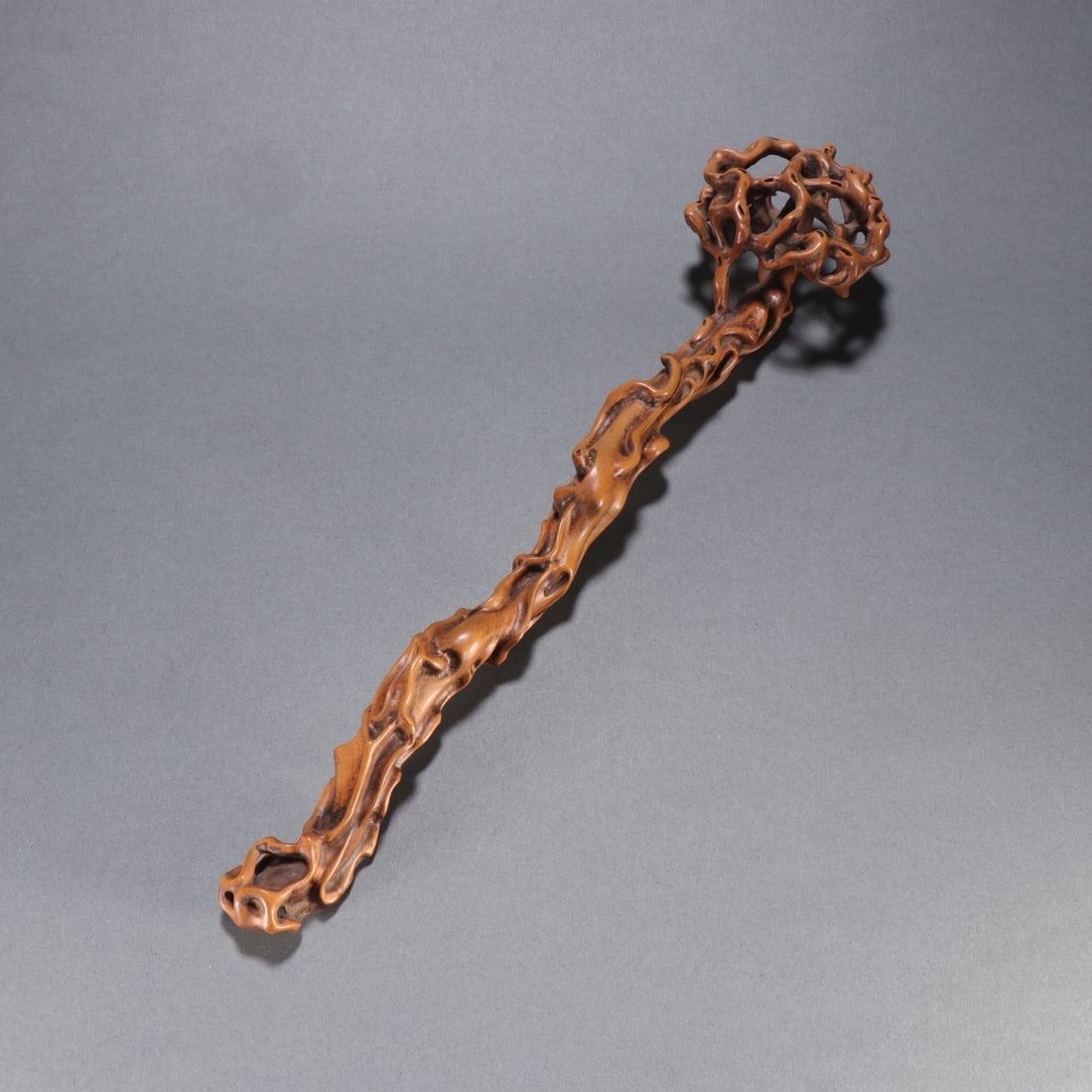A beautiful boxwood carved intertwined ruyi handle: Exquisite boxwood carved intertwined ruyi handle Size:L:32.5cmW:7cmW:0.0706kg (The Dimensions Of All Batches Are Manually Measured.If You Need More Detailed Information, Please