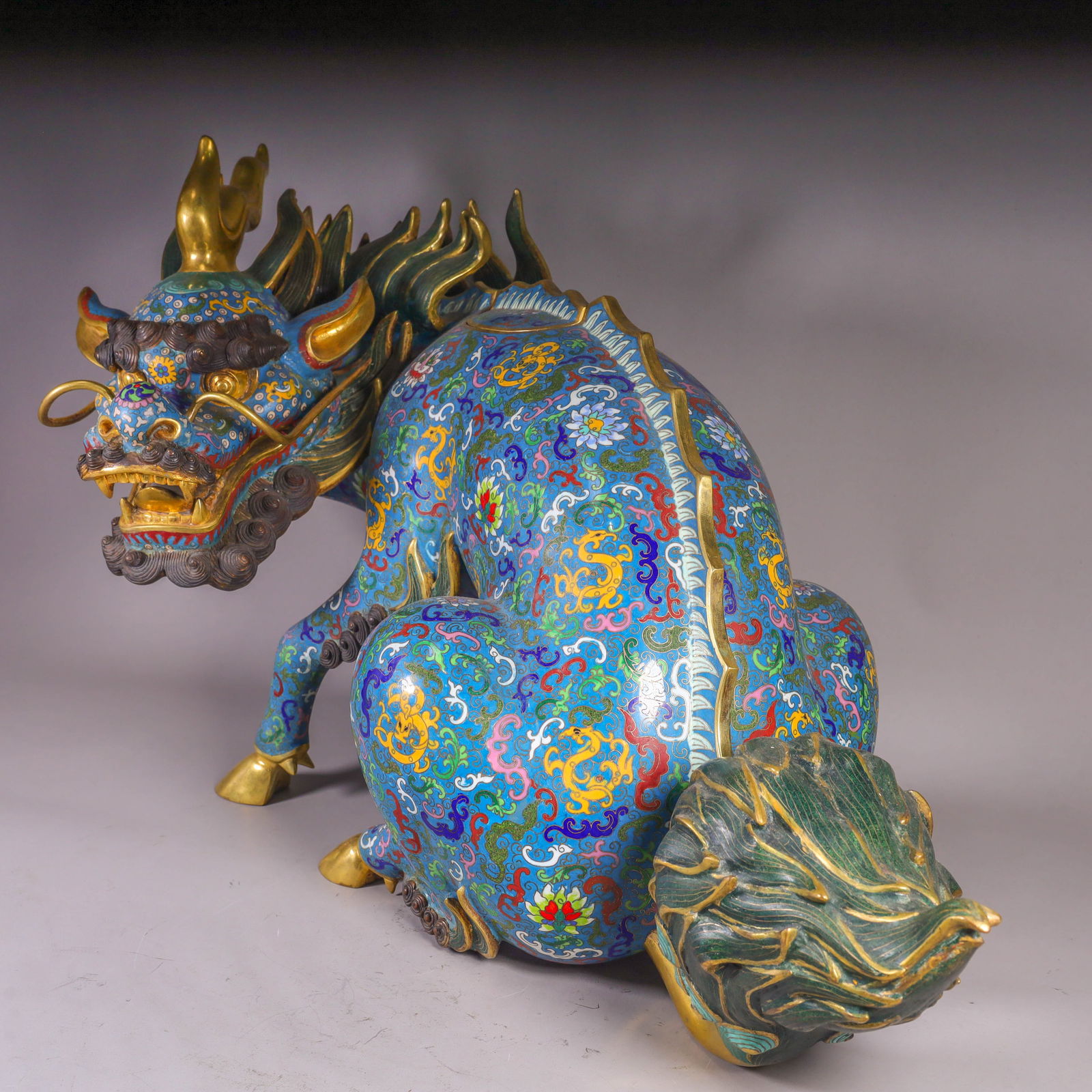 A copper-gilt cloisonn é enamel unicorn beast from the Qing Dynasty: Qing Dynasty copper-gilt cloisonné enamel unicorn beast H:39cm L: 65cm W:30cm W:23.4kg (The Dimensions Of All Batches Are Manually Measured.If You Need More Detailed Information, Please Contact Our C