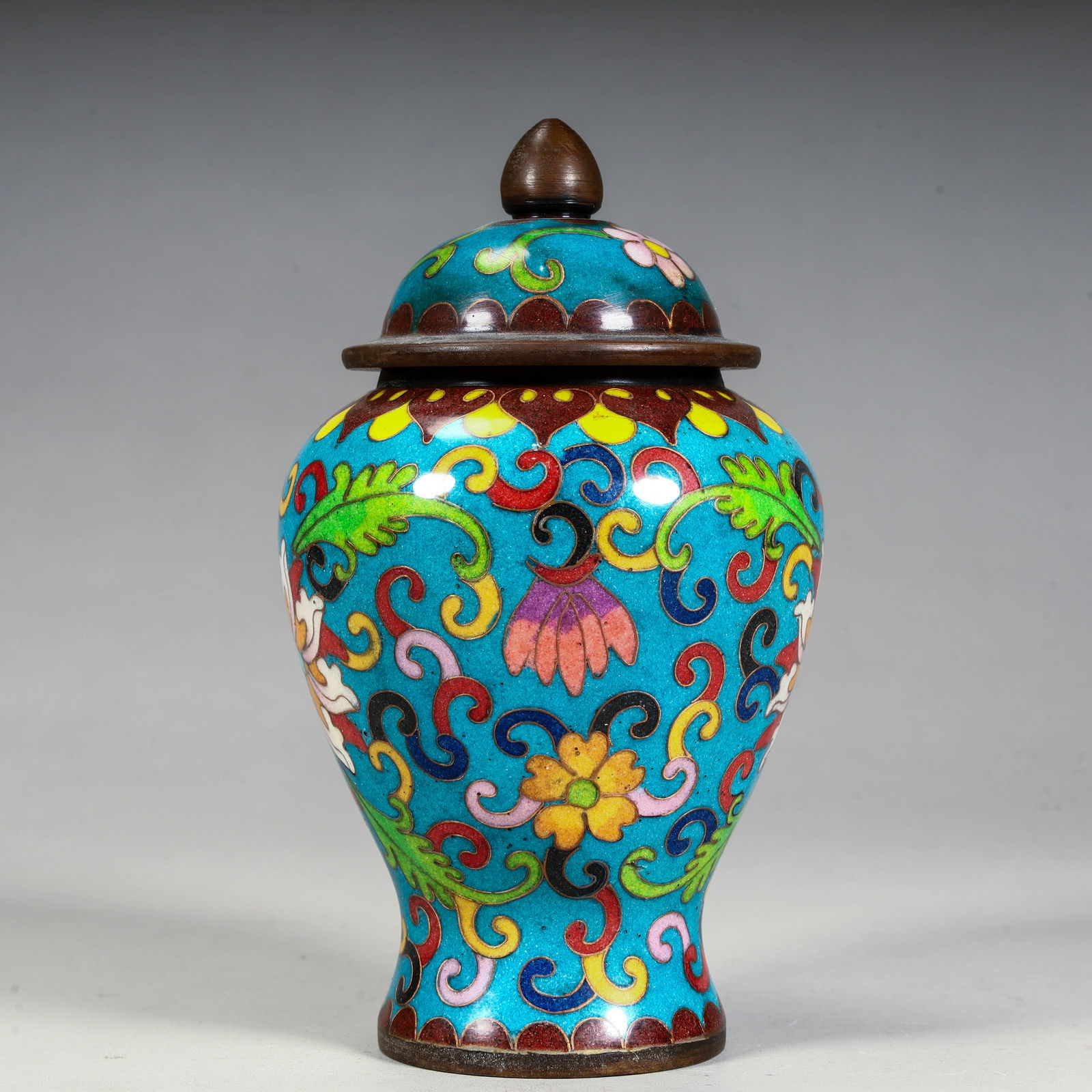 A Qing Dynasty enamel color general jar: Qing Dynasty enamel color general jar Size: H:14cm L: 8cm W:8cm W:720g (The Dimensions Of All Batches Are Manually Measured.If You Need More Detailed Information, Please Contact Our Customer Service B