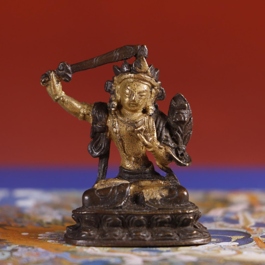 A statue of Manjushri Buddha holding a sword made in Beijing in the Qing Dynasty: The Qing Dynasty's Beijing made a statue of Manjushri Buddha holding a sword Size:H:4.1cmBottom3.1x2cmW:0.0318kg (The Dimensions Of All Batches Are Manually Measured.If You Need