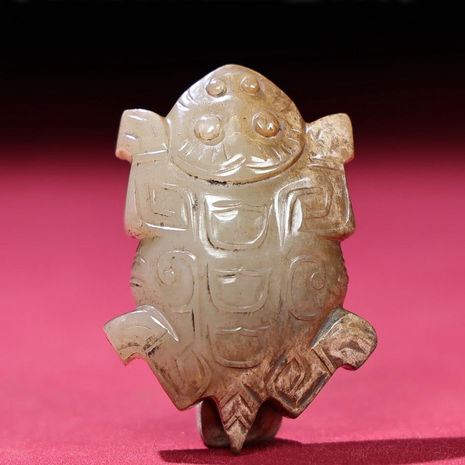 A beautiful Shang Dynasty frog ornament (1 of 6)