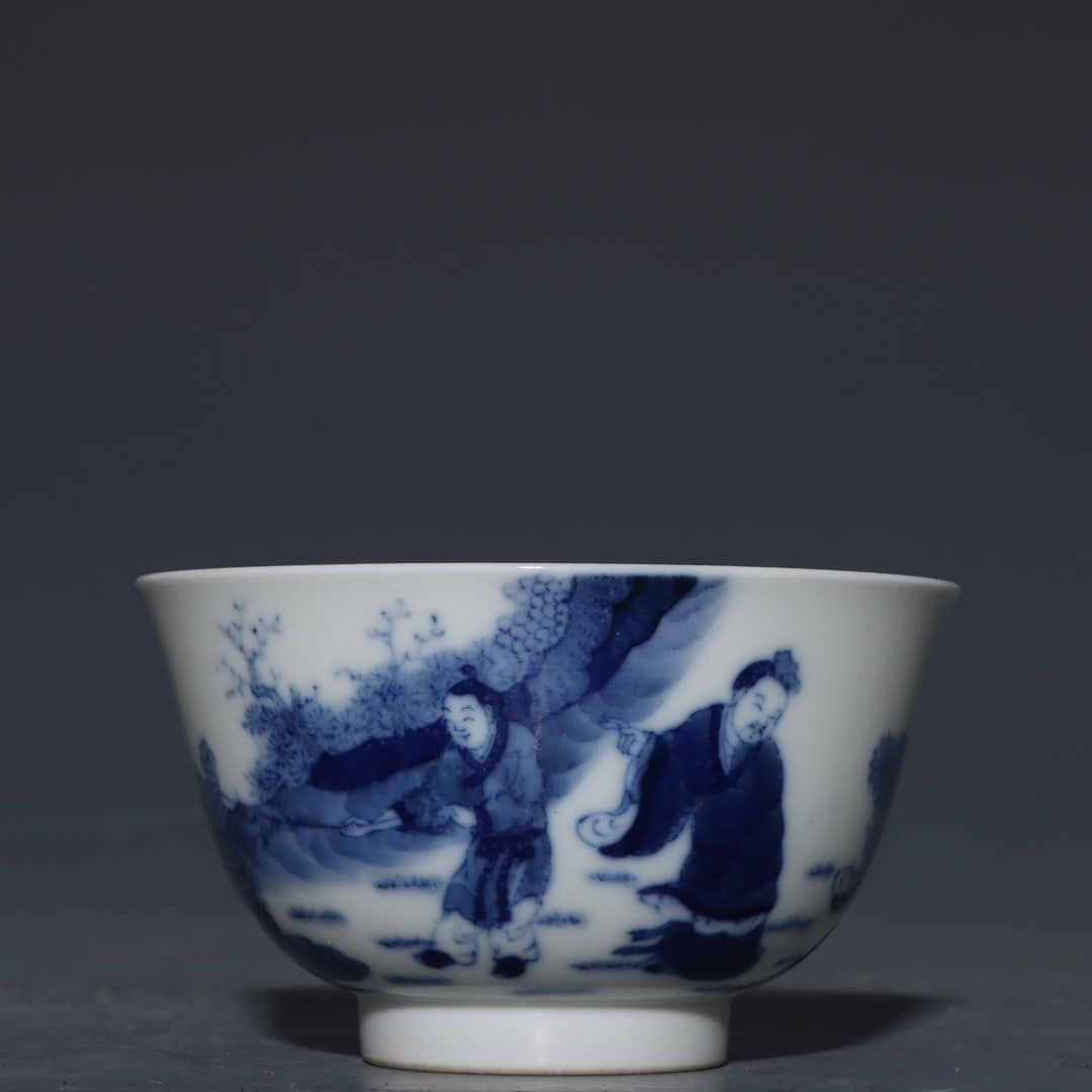 A blue and white character cup of the Kangxi era of the Qing Dynasty (1 of 8)
