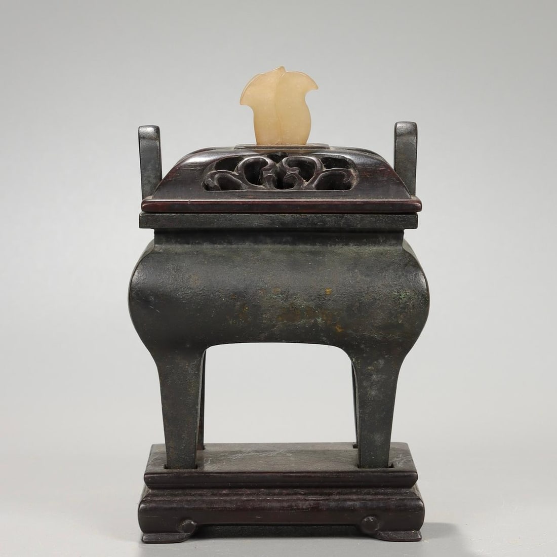 A piece of the Qing Dynasty's jade hall, and a Qing Dynasty's playful aroma burner: The Yutang of the Qing Dynasty The playful aroma burner of the Qing Dynasty Size:furnaceH:10.5cmL:8.7cmW:6.7cmW:0.8225kg (The Dimensions Of All Batches Are Manually Measured.If You Need More Detailed