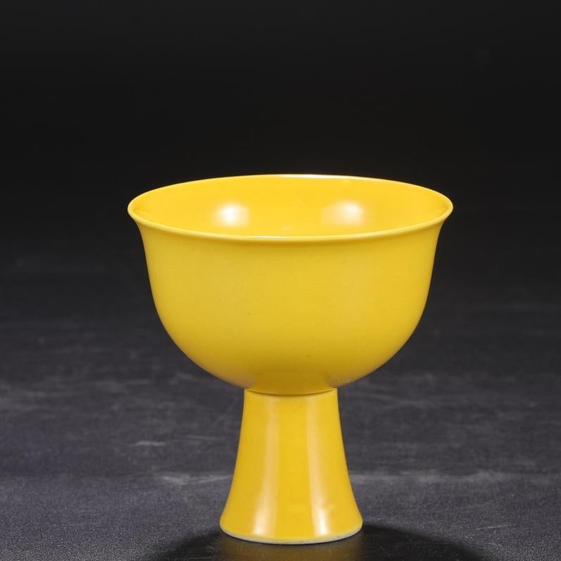 A delicate yellow glazed goblet made in the Zhengde year of the Ming Dynasty (1 of 7)