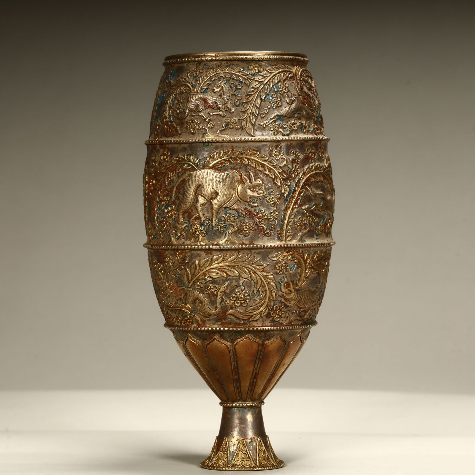 A silver-gilt auspicious beast floral pattern goblet from the Qing Dynasty: Qing Dynasty silver-gilt auspicious beast floral pattern goblet SIZE: H:16.5cm L: 8cm W:8cm W:182g (The Dimensions Of All Batches Are Manually Measured.If You Need More Detailed Information, Please Co