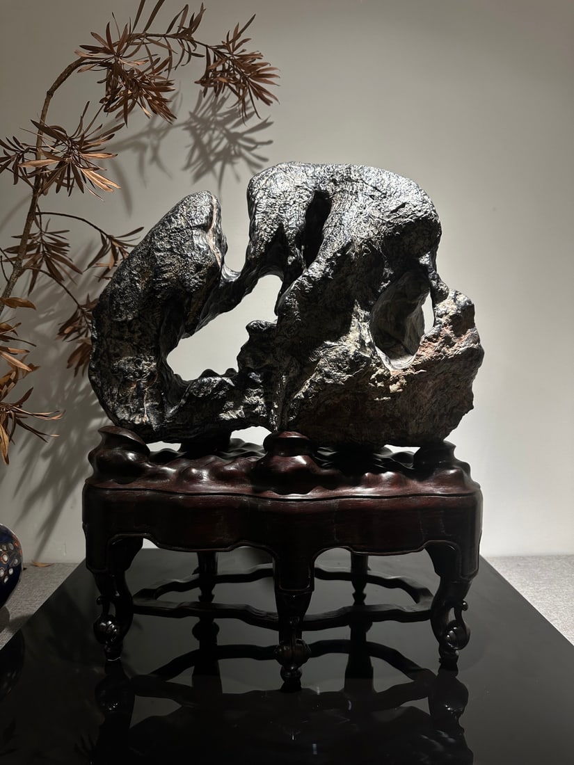 A beautiful Lingbi stone Yifeng middle cave (1 of 6)