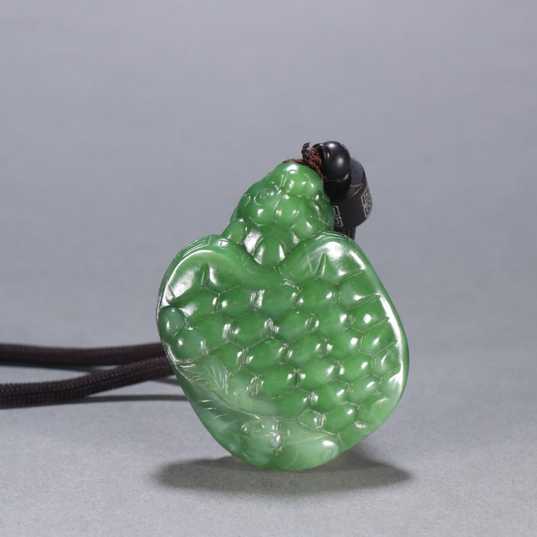 A beautiful Hetian jasper dragon turtle pendant: Exquisite Hetian jasper dragon turtle pendant Size:W:6.1cmH:4.7cmW:0.1026kg (The Dimensions Of All Batches Are Manually Measured.If You Need More Detailed Information, Please Contact Our Customer Serv