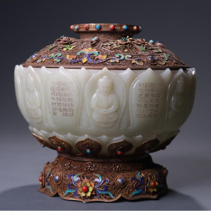 A beautiful Hetian jade inlaid silver-gilt Buddha statue sutra pattern jade bowl: Exquisite Hetian jade inlaid silver gilt Buddha statue scripture pattern jade bowl Size:D:16cmCalibre14.2cmH:14.5cmW:1.05kg (The Dimensions Of All Batches Are Manually Measured.If